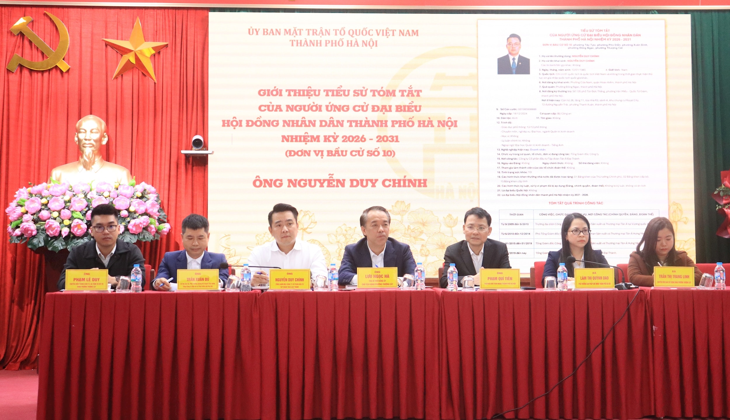 Các ứng cử viên đại biểu HĐND thành phố Hà Nội khóa XVII tại hội nghị tiếp xúc cử tri. Ảnh Chí