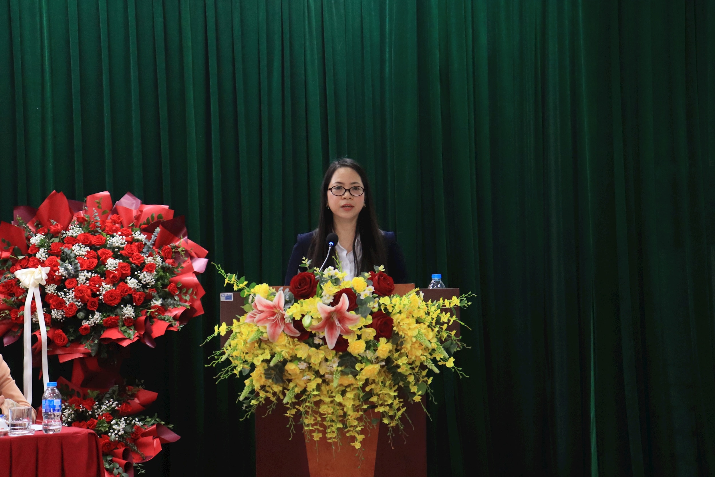 Ứng cử viên Lâm Thị Quỳnh Dao, Phó Trưởng ban Pháp chế HĐND thành phố khóa XVI báo cáo chương trình hành động. Ảnh Chí Kiên