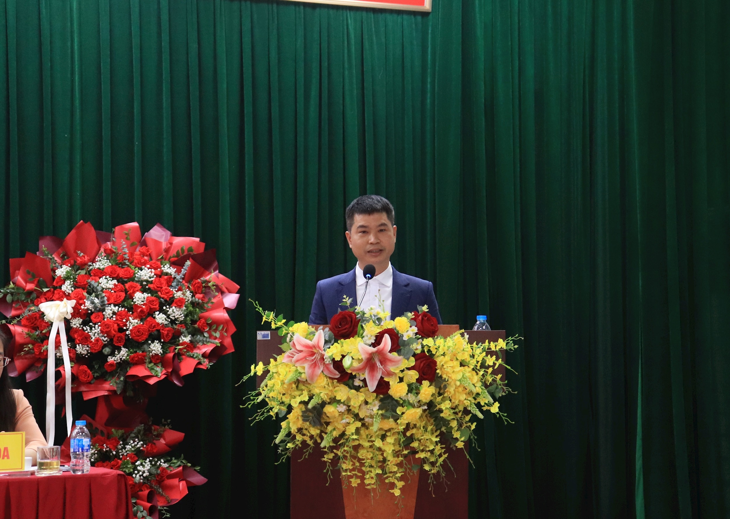 Ứng cử viên Trần Xuân Đủ, Bí thư Chi bộ, Phó Trưởng phòng Kế hoạch xây dựng Tổng Công ty Đầu tư và Phát triển nhà Hà Nội báo cáo chương trình hành động. Ảnh Chí Kie