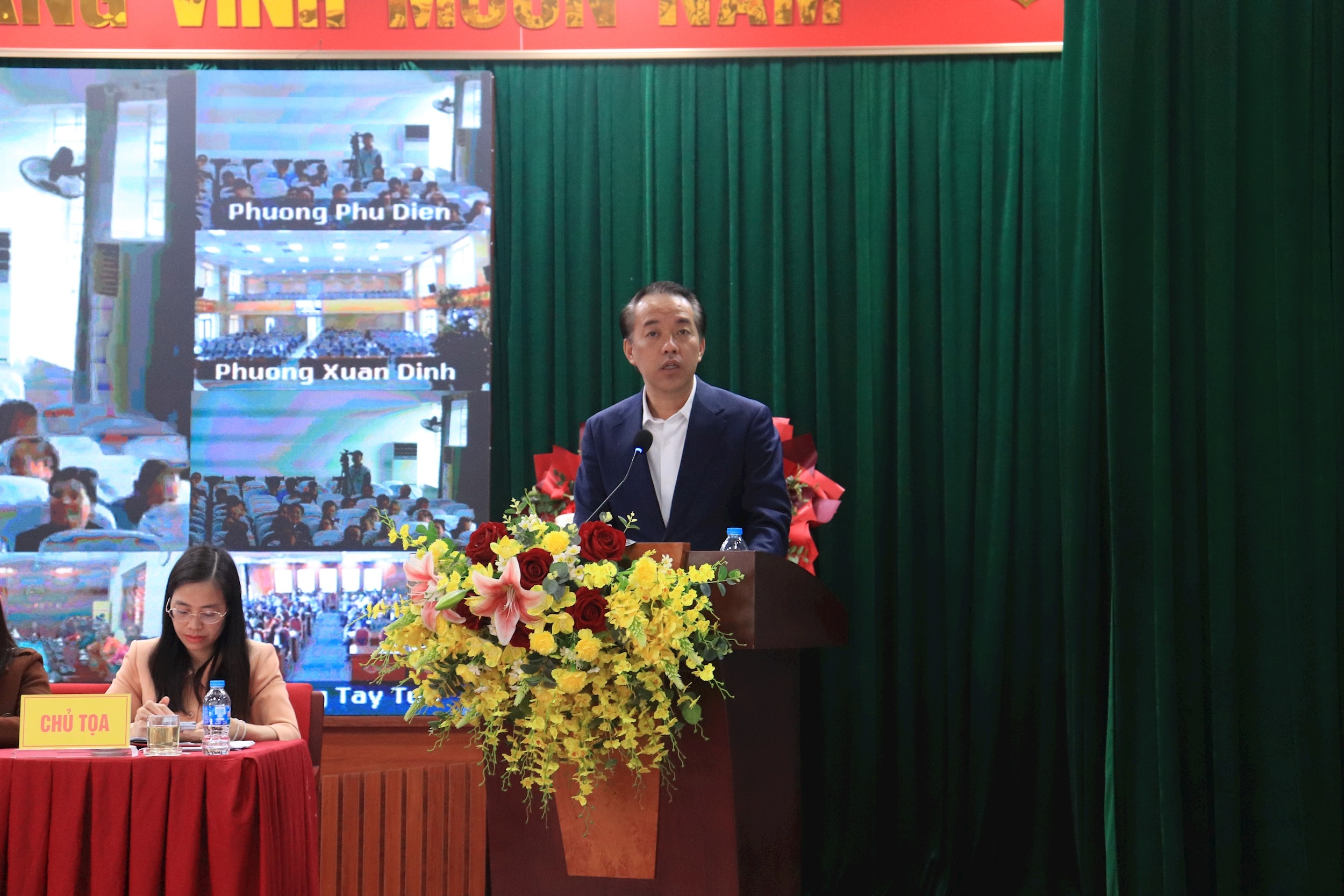 Ứng cử viên Lưu Ngọc Hà, Thành ủy viên, Bí thư Đảng ủy, Chủ tịch HĐND phường Thượng Cát báo cáo chương trình hành động. Ảnh Chí Ki