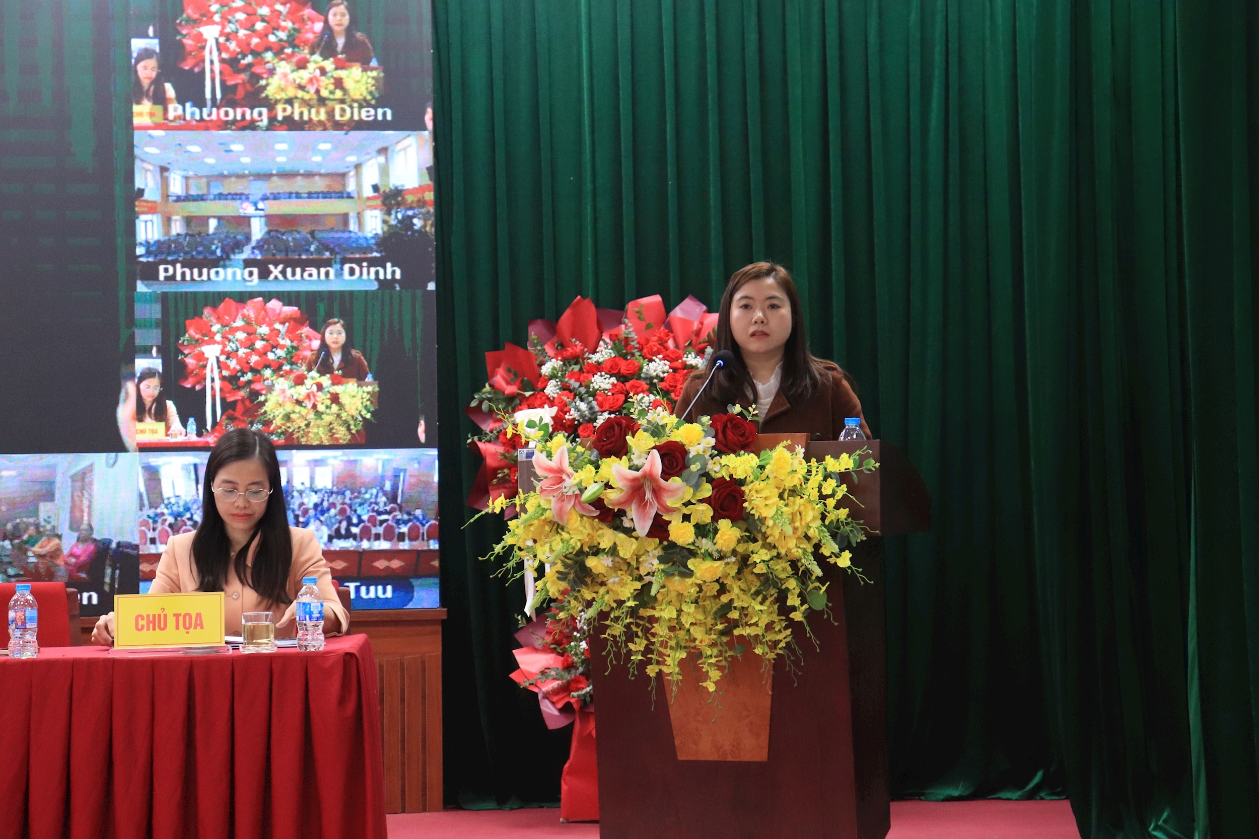 Ứng cử viên Trần Thị Trang Linh, chuyên viên Ban Xây dựng Đảng phường Thượng Cát báo cáo chương trình hành động. Ảnh Ch