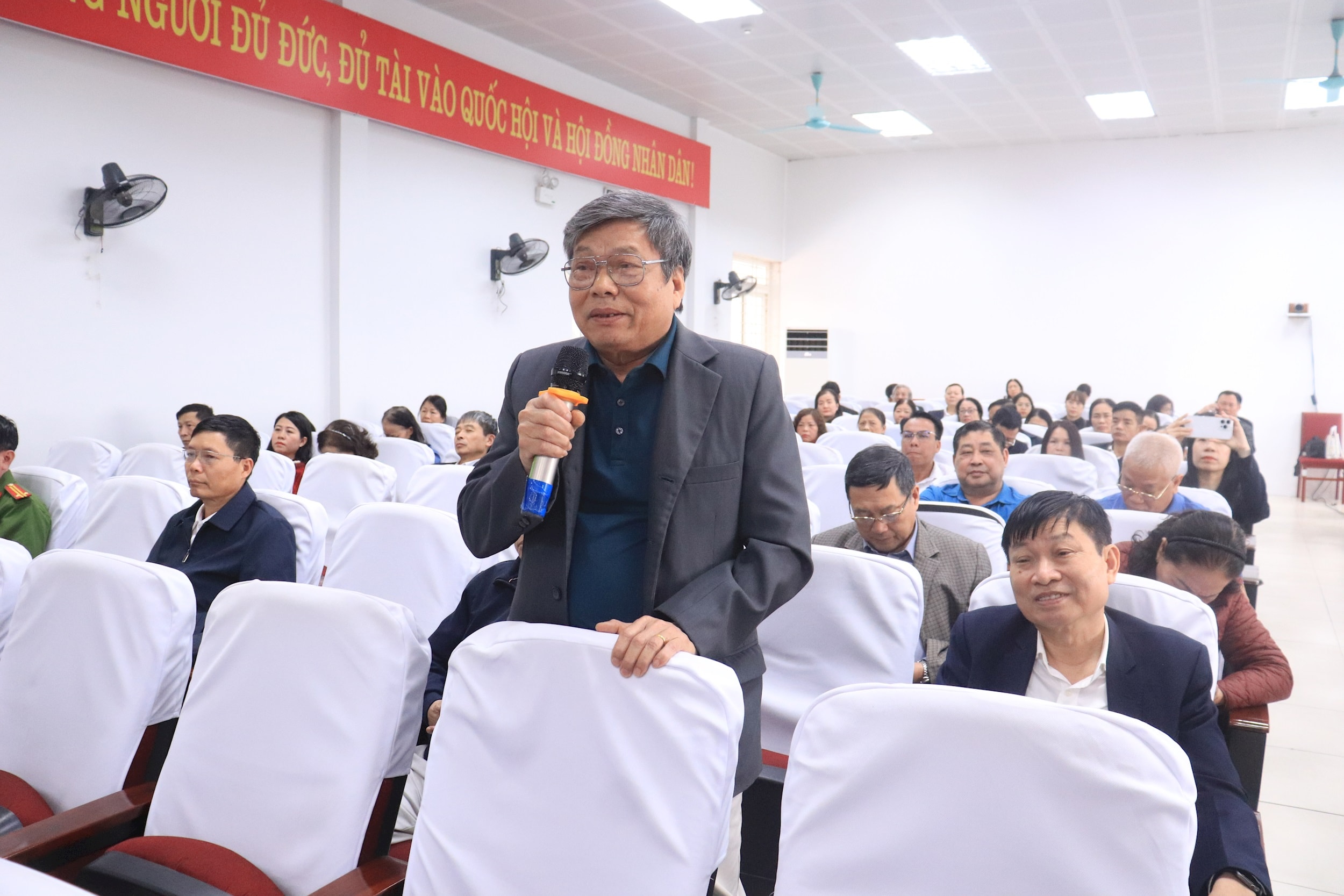 Đại diện cử tri phường Phú Diễn phát biểu ý kiến. Ảnh Chí Kiên