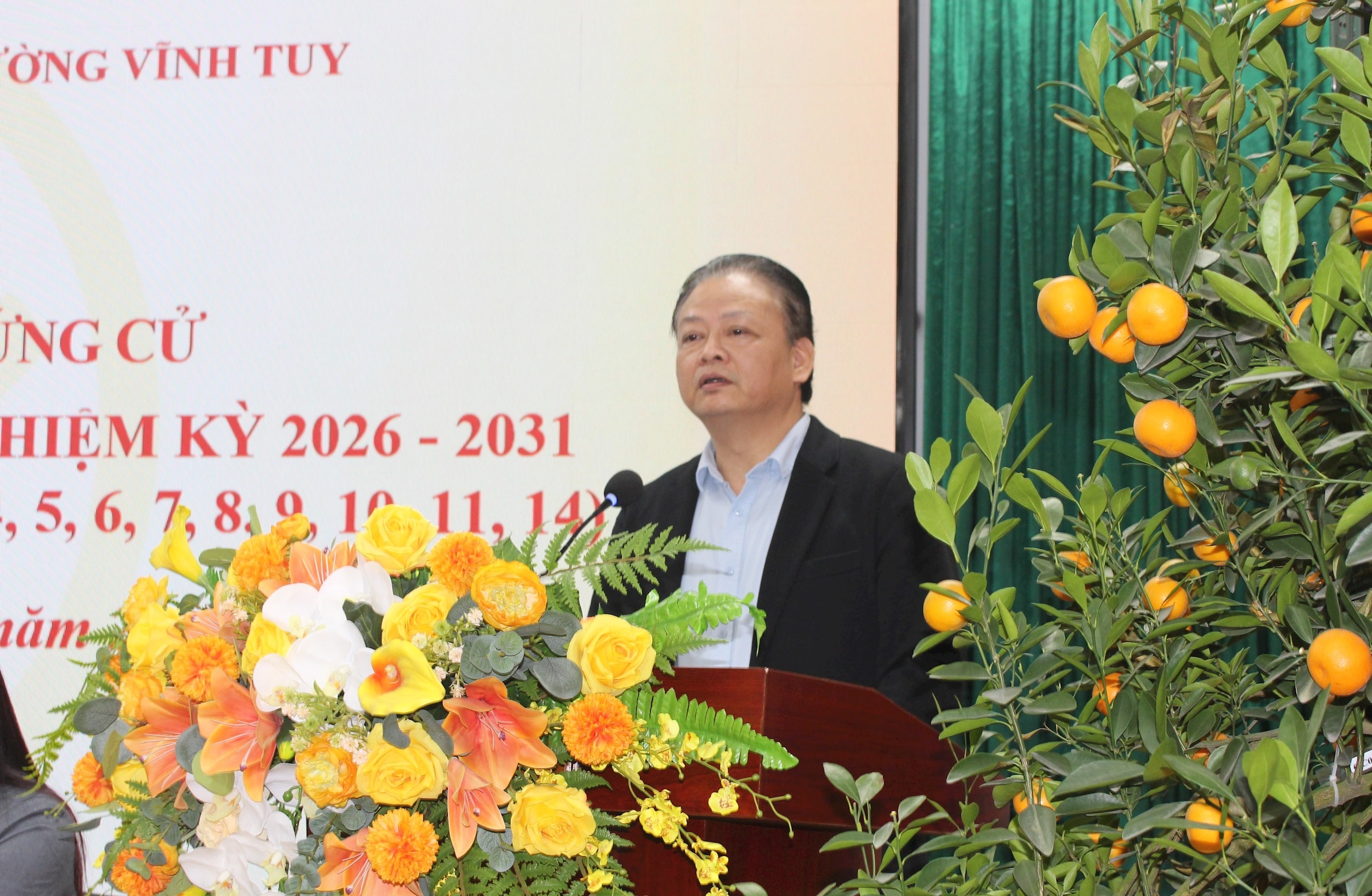 Đồng chí Vũ Văn Hoạt - Phó Bí thư Đảng ủy, Chủ tịch UBND phường Vĩnh Tuy trình bày chương trình hành động. Ảnh: Đình Hiệp