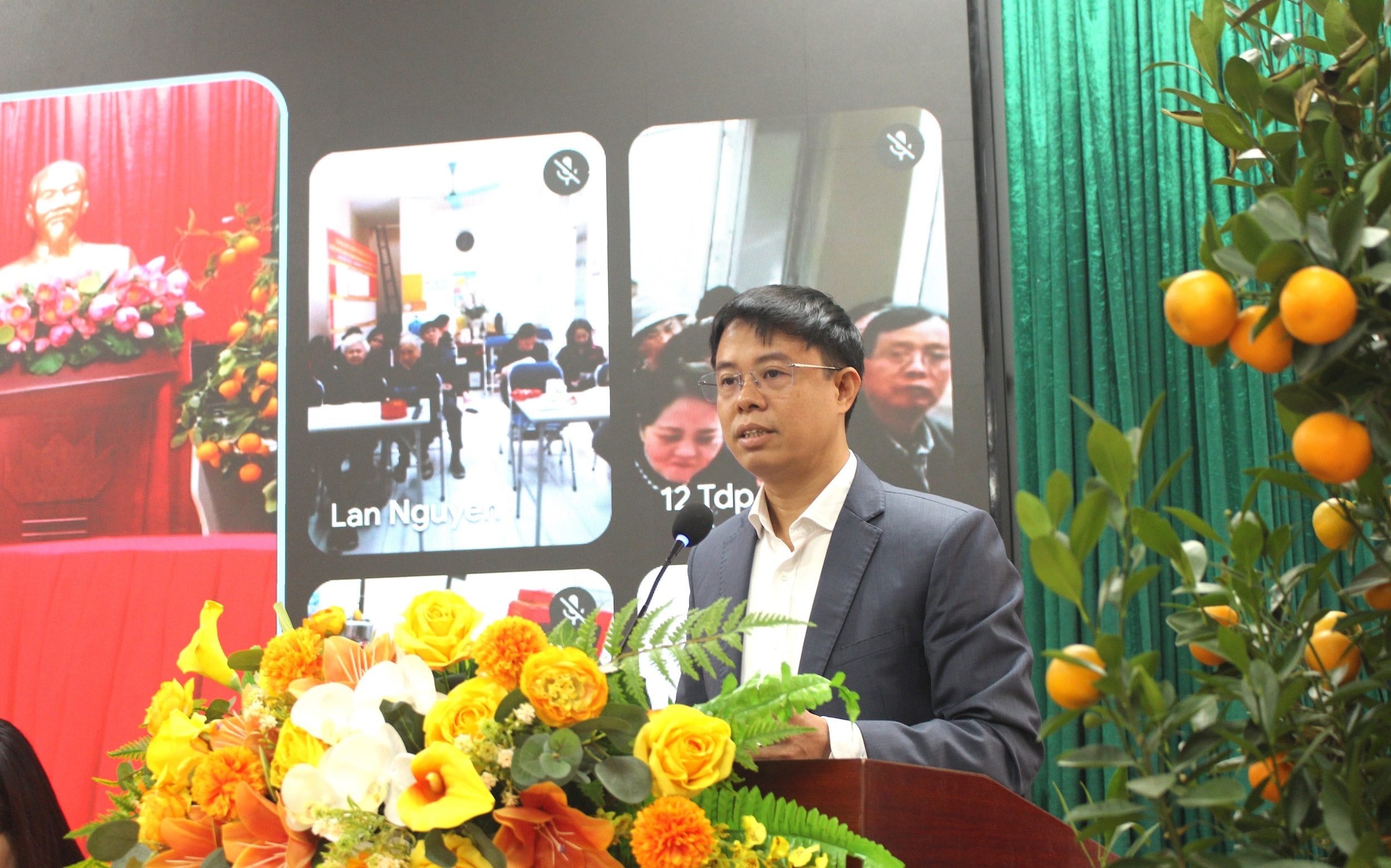 Đồng chí Lưu Xuân Trịch, Trưởng phòng Văn hóa – Xã hội phường Vĩnh Tuy trình bày chương trình hành động. Ảnh: Đình Hiệp