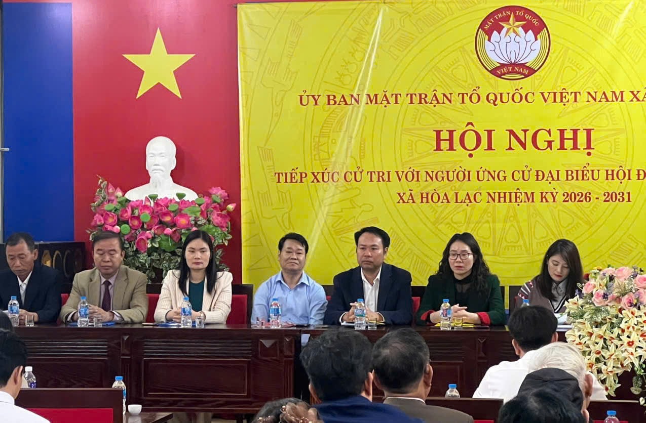 Các đại biểu ứng cử HĐND xã Hòa Lạc tại nhà văn hóa thôn 3. Ảnh: Tiến Quang