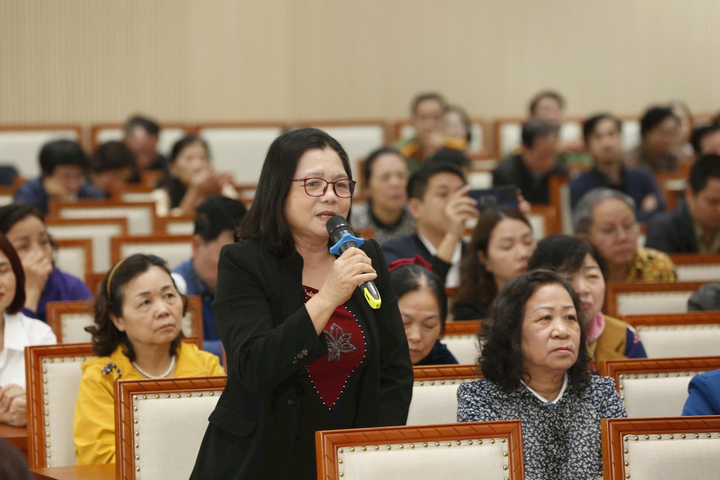 Cử tri tại điểm cầu phường Hà Đông nêu ý kiến với các ứng cử viên. Ảnh: Nguyễn Lo