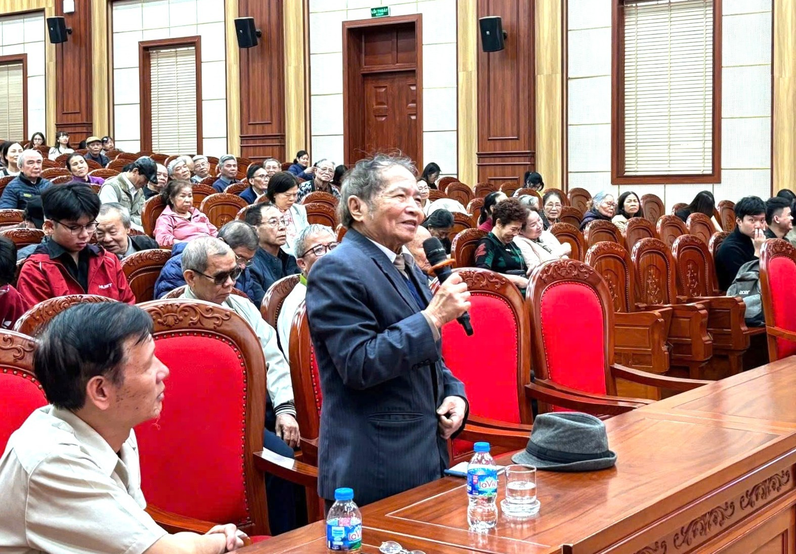 Cử tri nêu ý kiến, đề đạt nguyện vọng với những người ứng cử đại biểu HĐND phường Bạch Mai khóa II