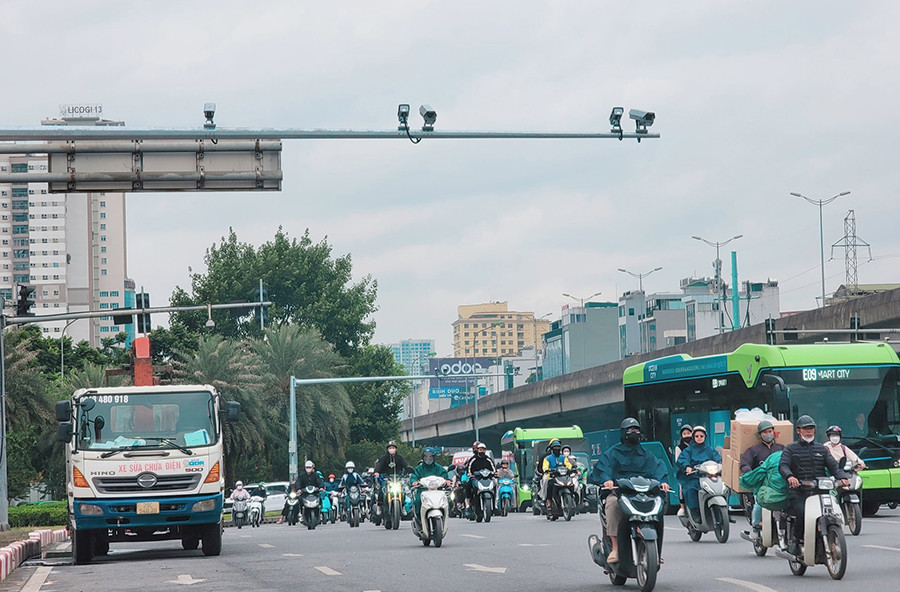 Xe buýt điện đón khách tại điểm dừng, đỗ trên đường Nguyễn Văn Cừ (phường Bồ Đề). Ảnh: Nguyễn Quang