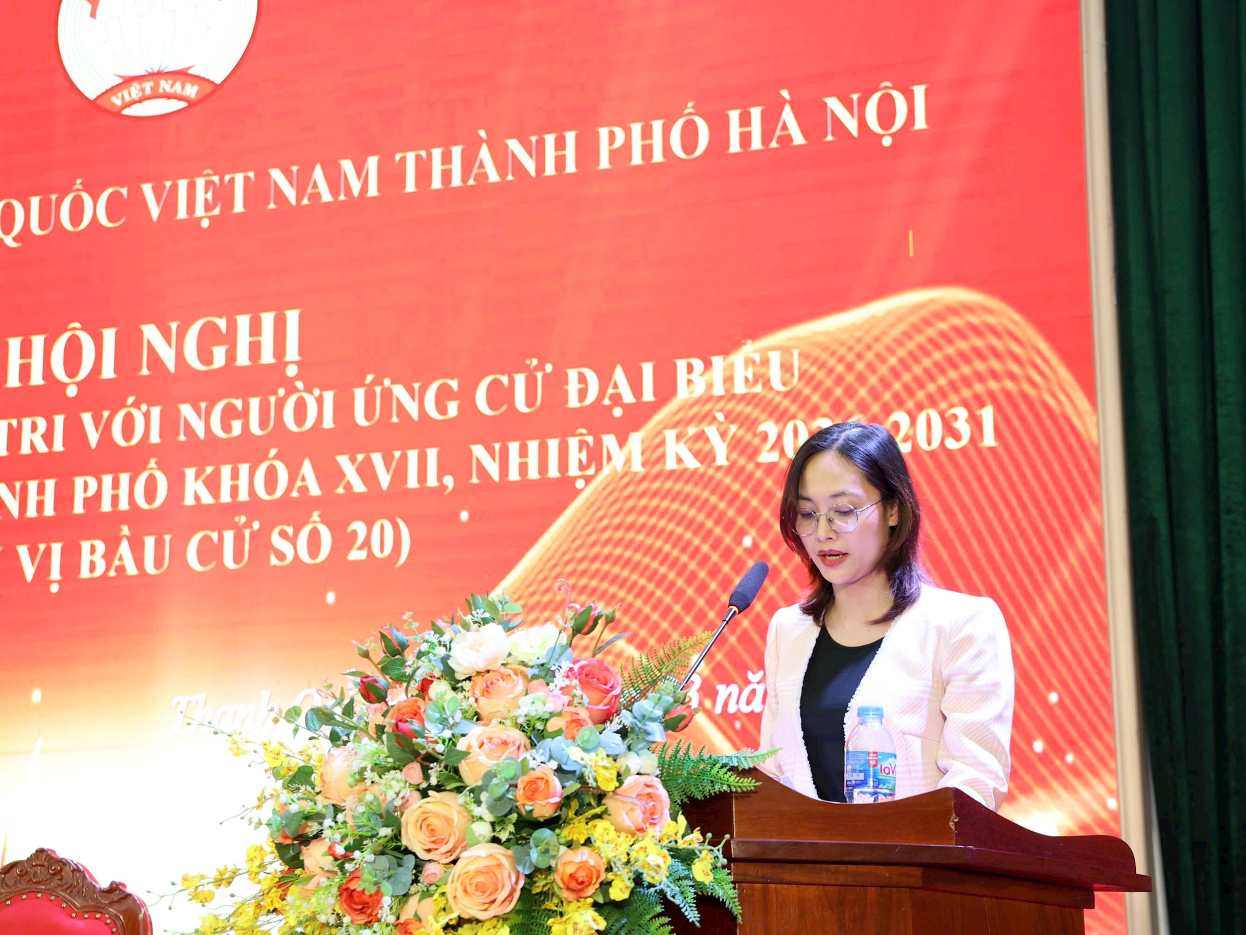 Ứng cử viên Phùng Khánh Huyền trình bày chương trình hành động trước cử tri. Ảnh: Ánh Ngọc