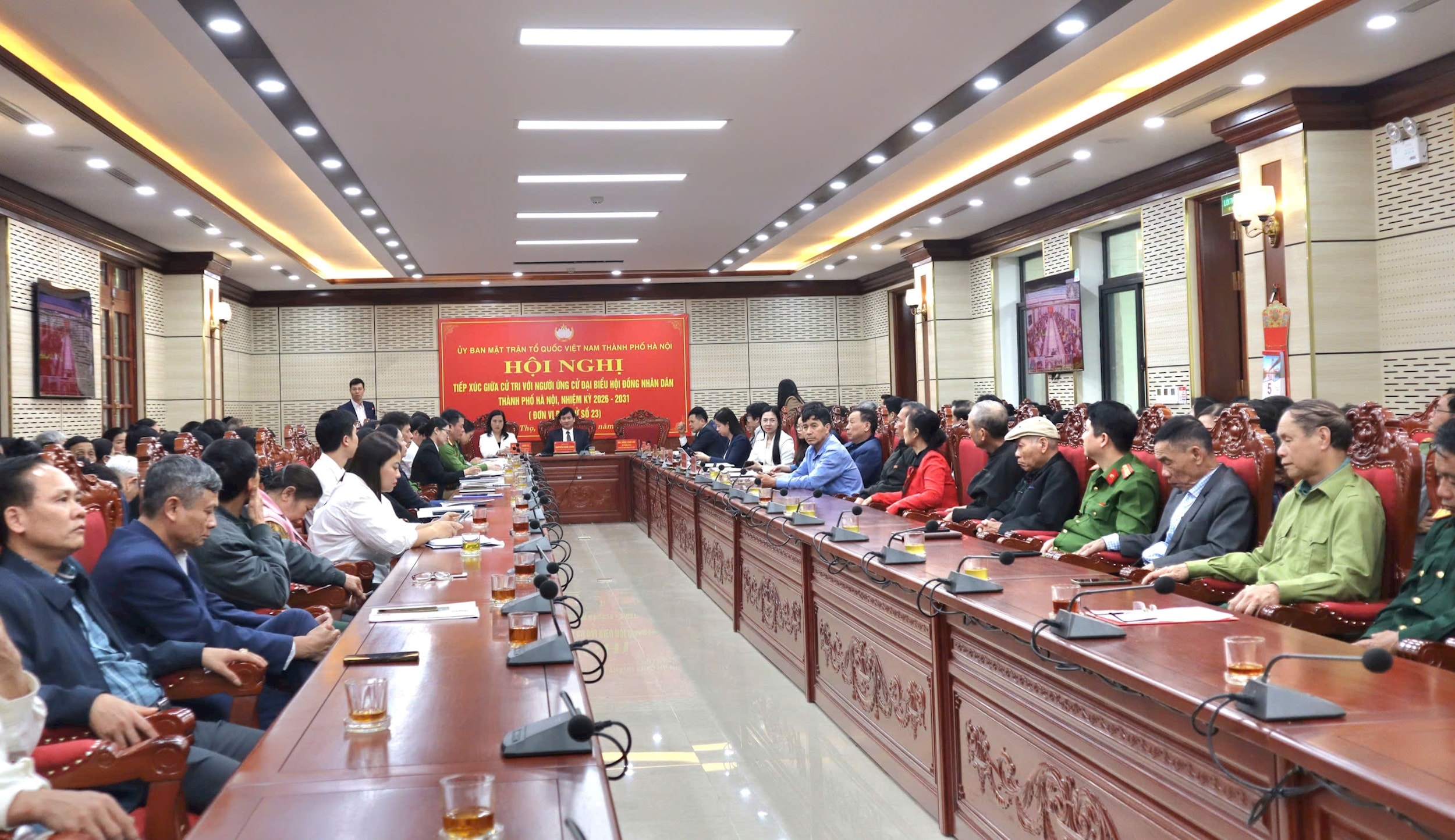 Cử tri dự hội nghị. Ảnh: Minh Phú