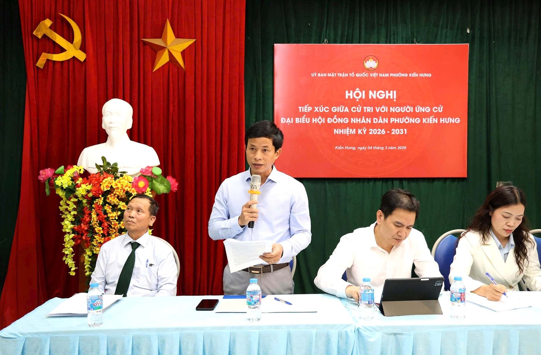 ung-cu-vien-trinh-bay-chuong-trinh-hanh-dong-tai-hoi-nghi-tiep-xuc-cu-tri-voi-nguoi-ung-cu-dai-bieu-hdnd-phuong-kien-hung-nhiem-ky-2026-2031.-anh-tien-tho.jpg