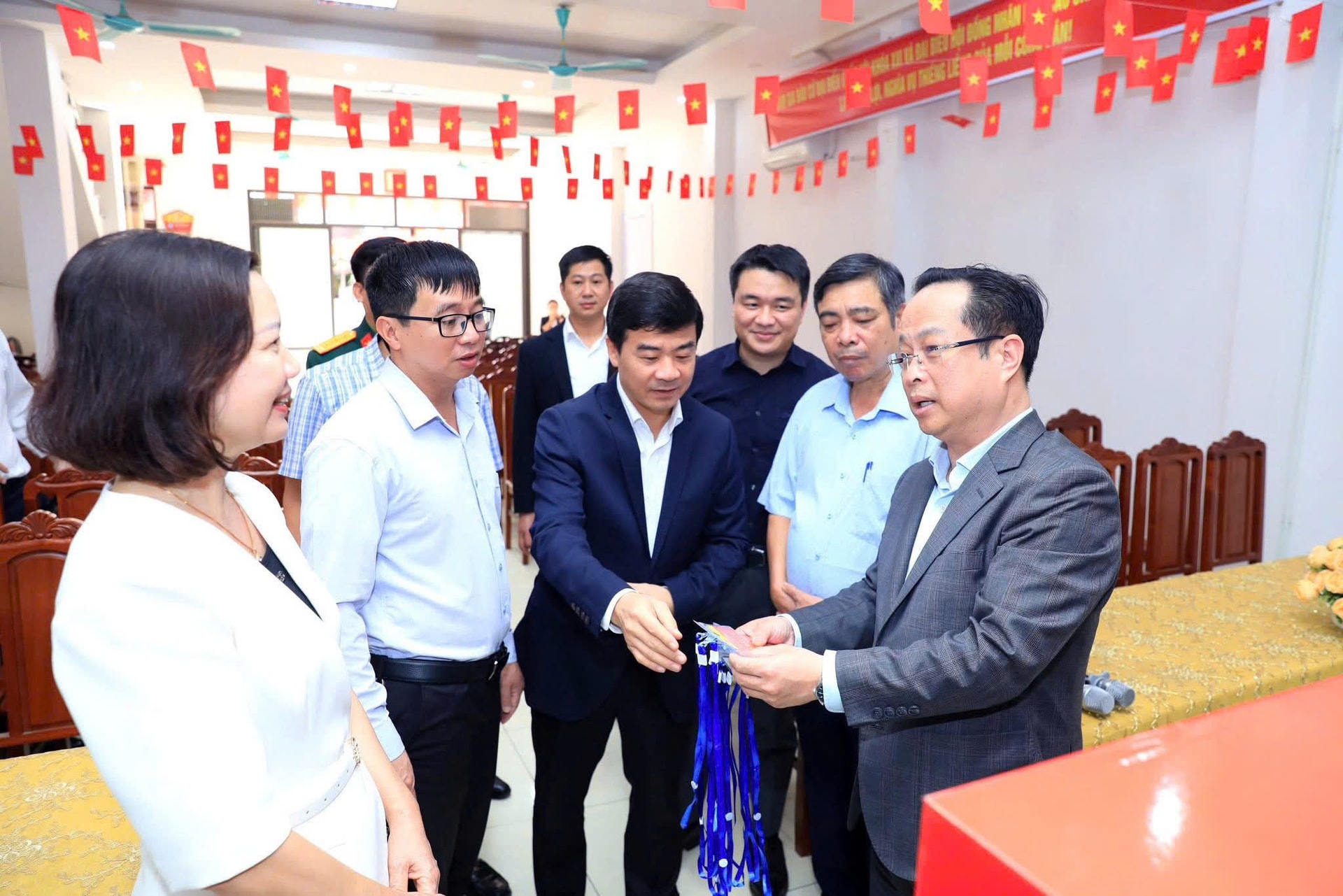 Đồng chí Trần Thế Cương - Phó Chủ tịch Thường trực HĐND, Phó Chủ tịch Thường trực Ủy ban bầu cử thành phố Hà Nội kiểm tra công tác chuẩn bị bầu cử tại khu vực bỏ phiếu ở phường Tùng Thiện. Ảnh: PV