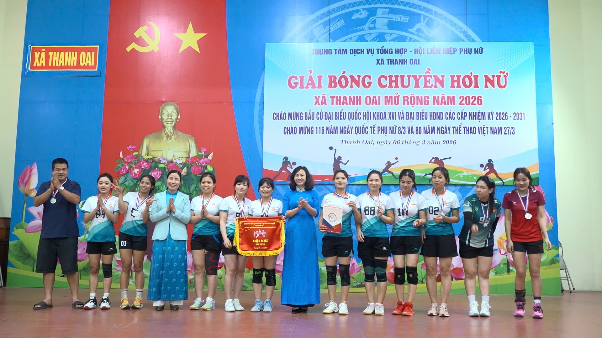 Lãnh đạo xã Thanh Oai trao phần thưởng cho các đội có thành tích xuất sắc. Ảnh: PV