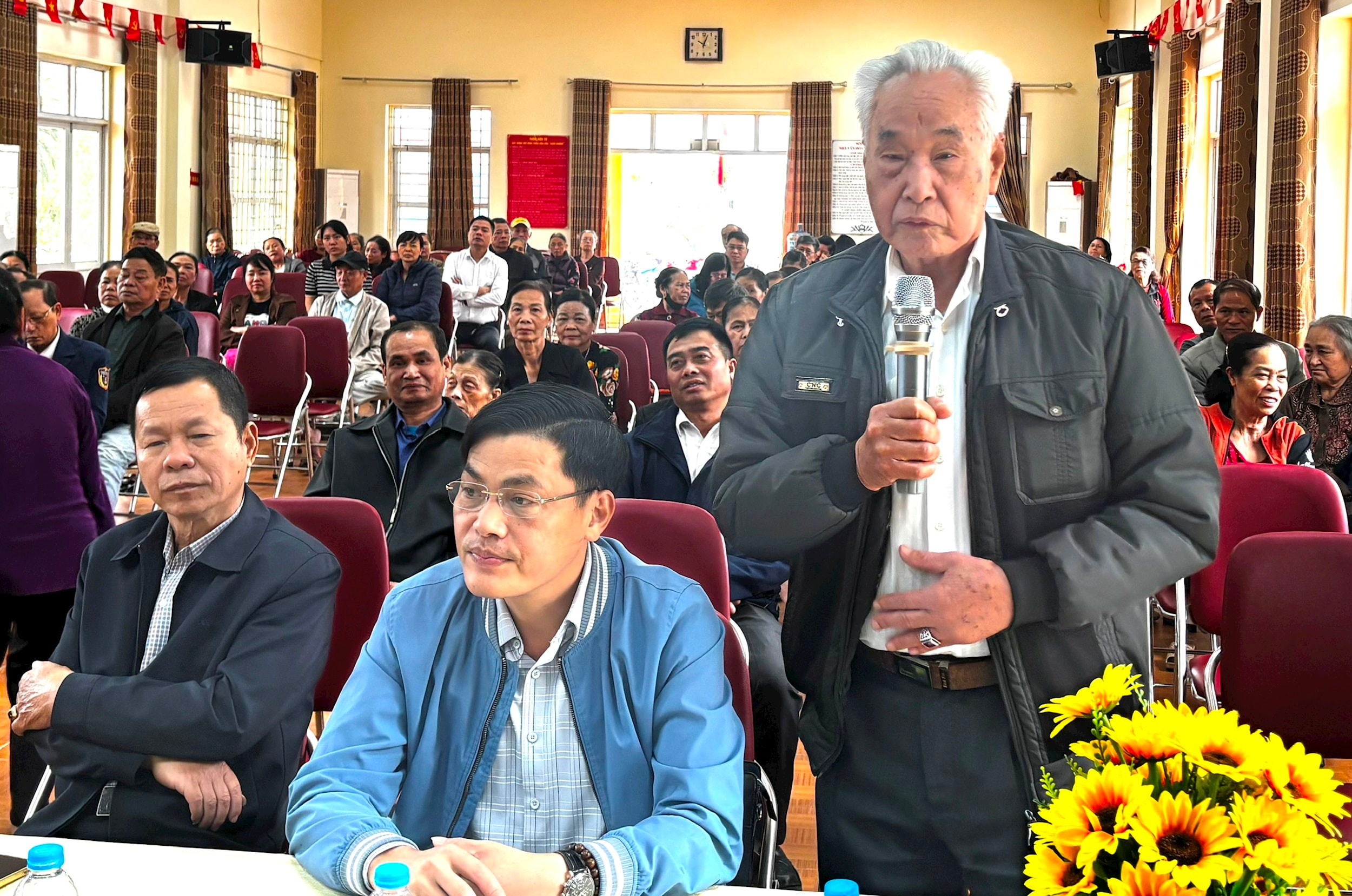 Cụ Đào Bá Tiêu - cử tri thôn Hữu Trung chia sẻ tại hội nghị. Ảnh: NL