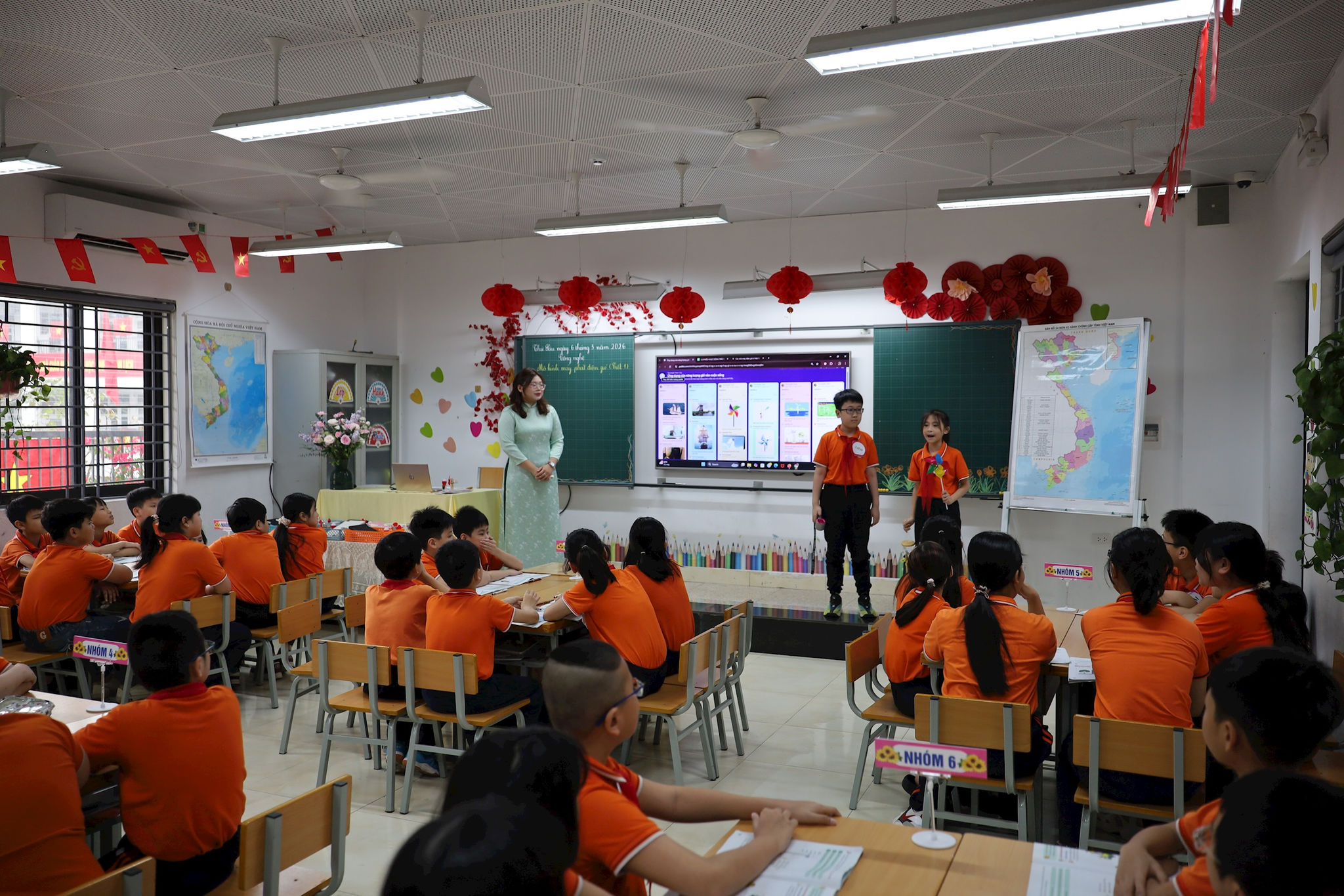 Các nhóm học sinh thuyết trình với dụng cụ trực quan sinh động trong tiết giảng tại hội thi của cô Trịnh Thu Huyền. Ảnh: Thanh Hòa