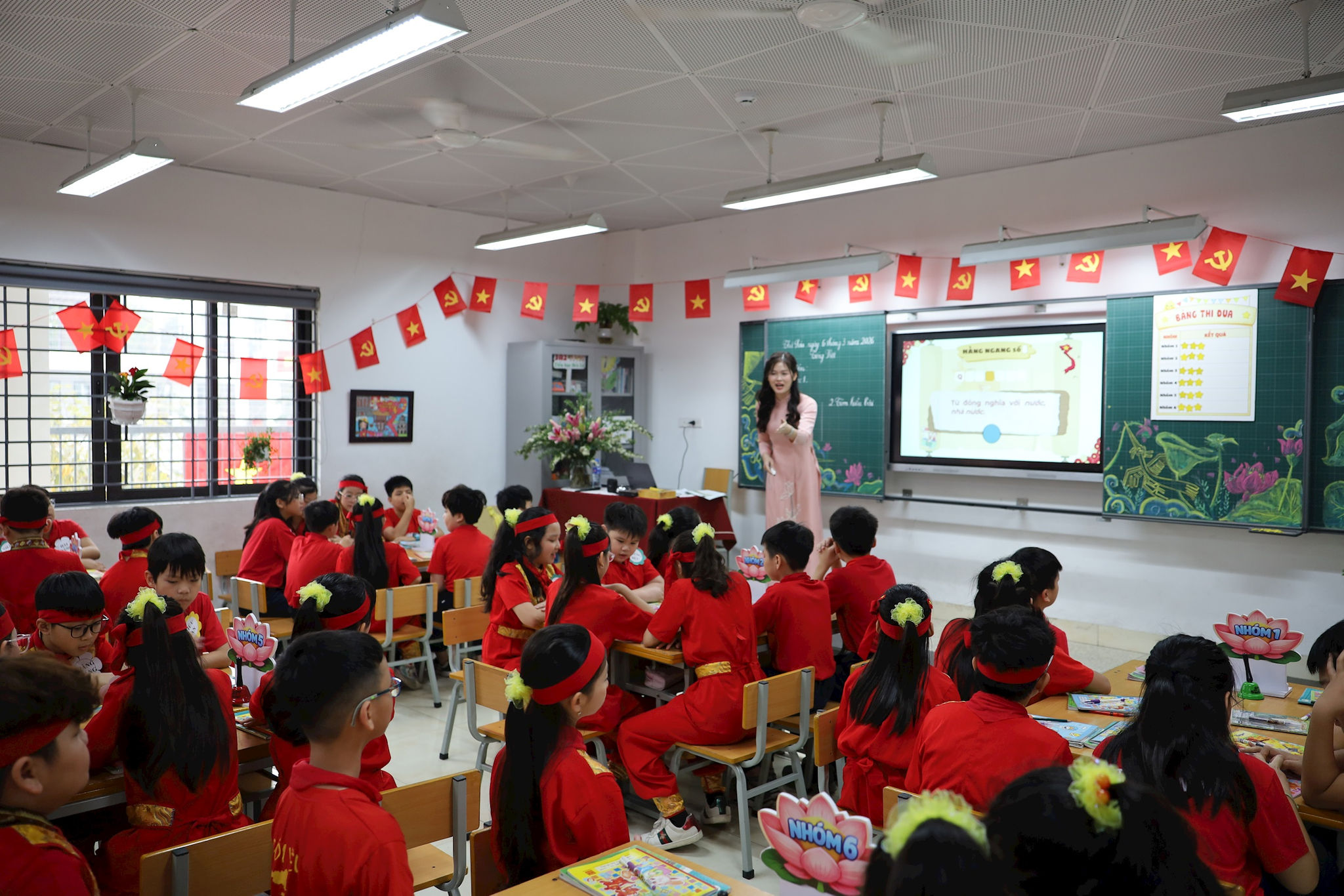 Tiết học Tiếng Việt của cô Đoàn Thị Mỹ Duyên khiến không khí lớp học trở nên sôi nổi. Ảnh: Thanh Hòa