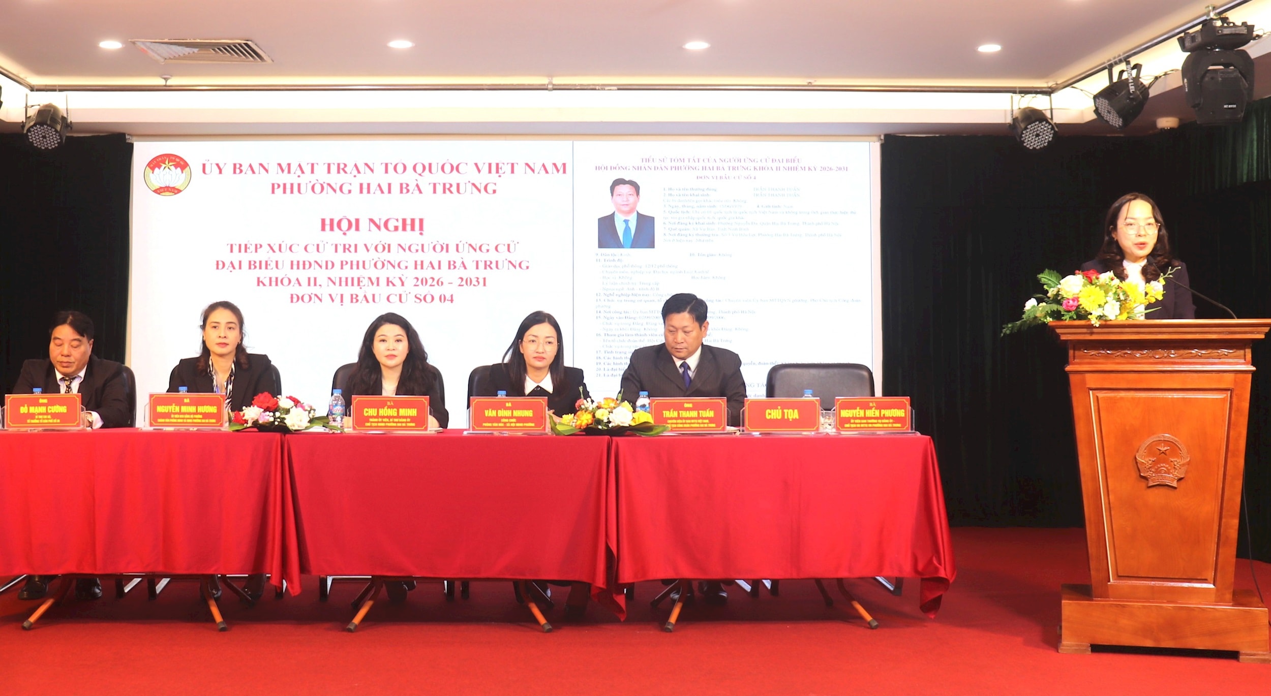 Các ứng cử viên đại biểu HĐND phường Hai Bà Trưng khóa II tại Đơn vị bầu cử số 4. Ảnh: Linh Chi