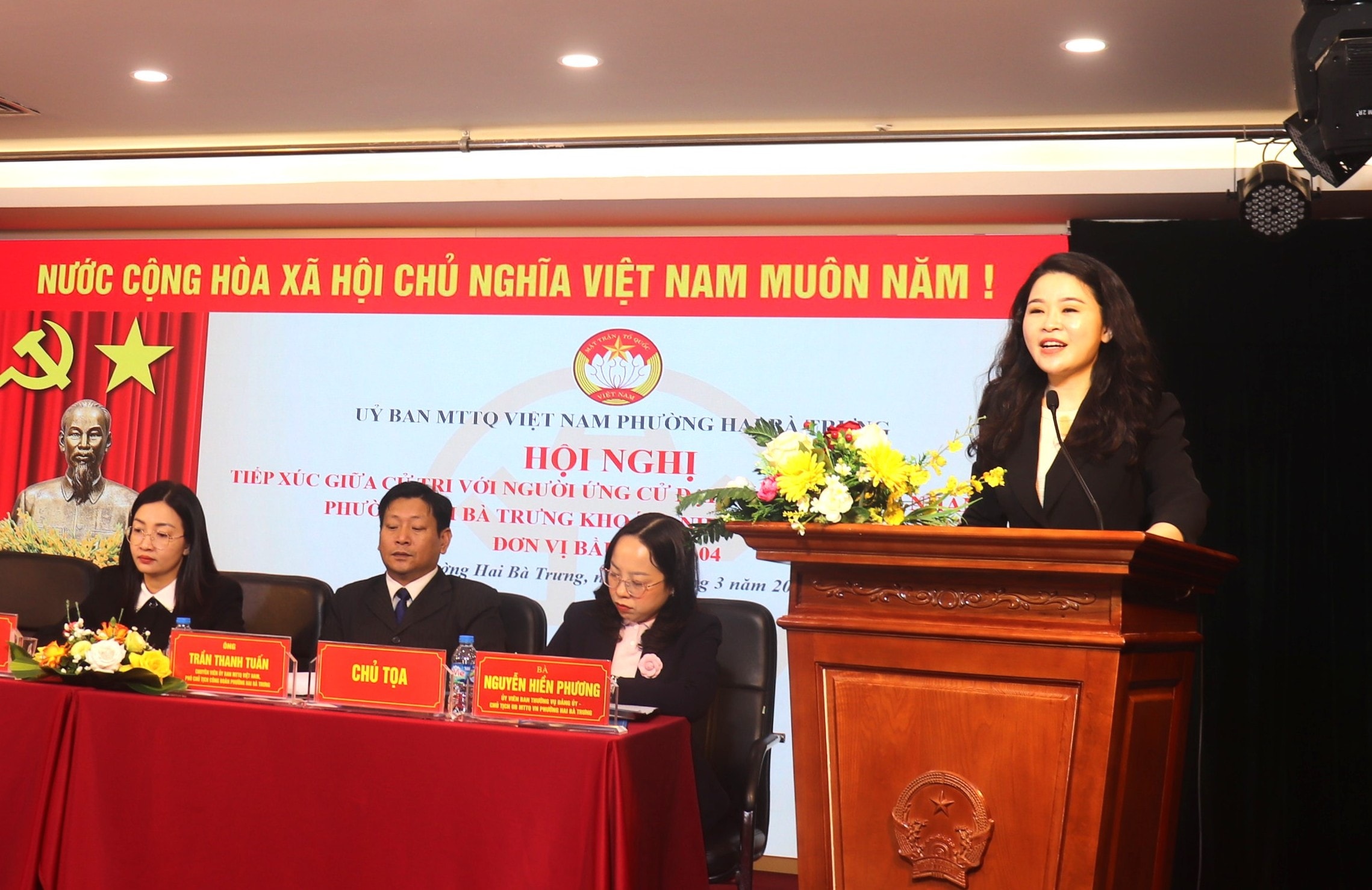 Ứng cử viên Chu Hồng Minh - Bí thư Đảng ủy, Chủ tịch HĐND phường Hai Bà Trưng phát biểu tại Đơn vị bầu cử số 4. Ảnh: Linh Chi