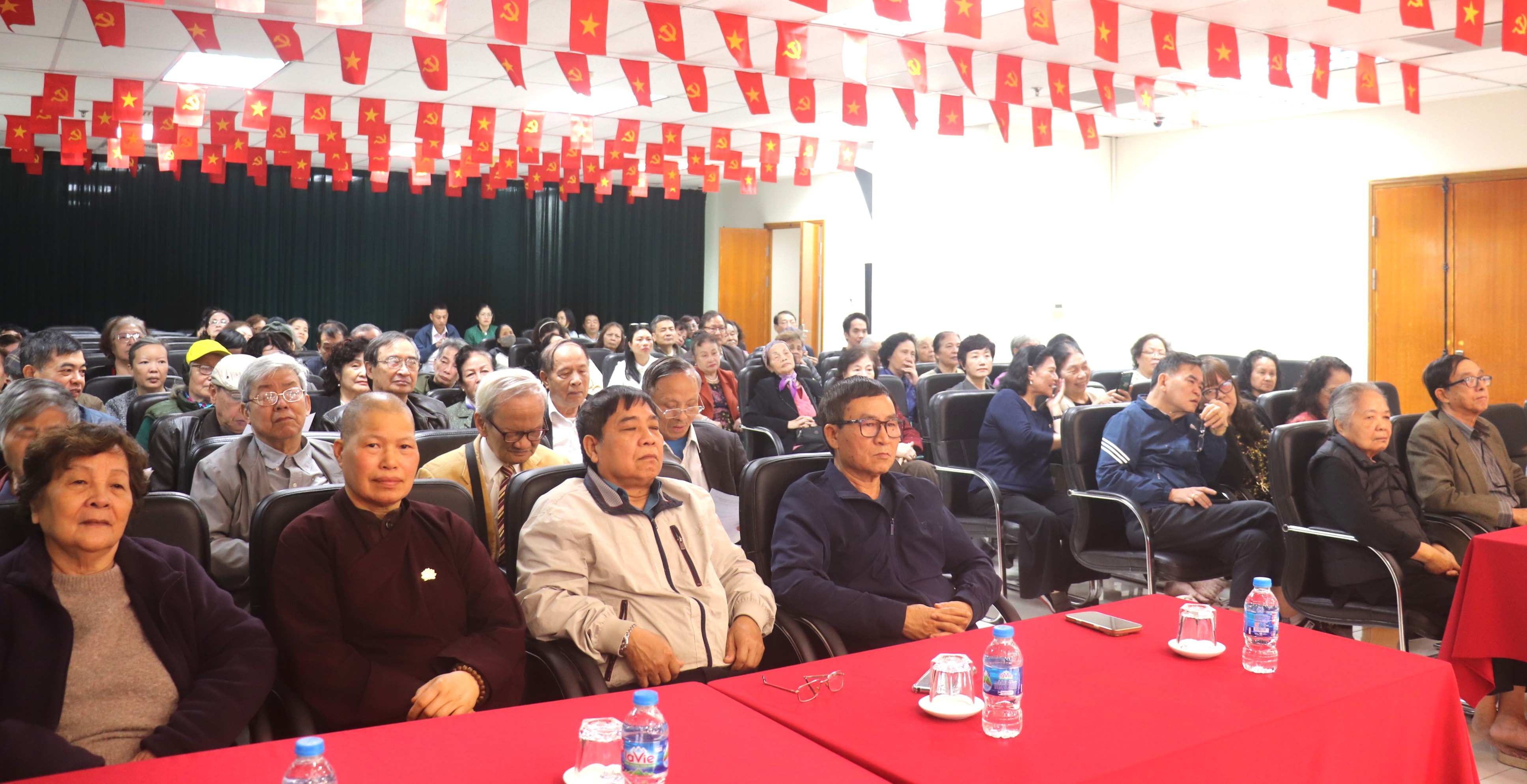 Quang cảnh Hội nghị tiếp xúc cử tri tại Đơn vị bầu cử số 4 phường Hai Bà Trưng. Ảnh: Linh Chi
