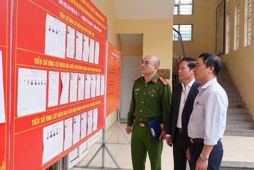 Công an phường Yên Nghĩa đã triển khai đồng bộ các biện pháp nhằm bảo đảm tuyệt đối an toàn ngày bầu cử. Ảnh: Văn Trọng