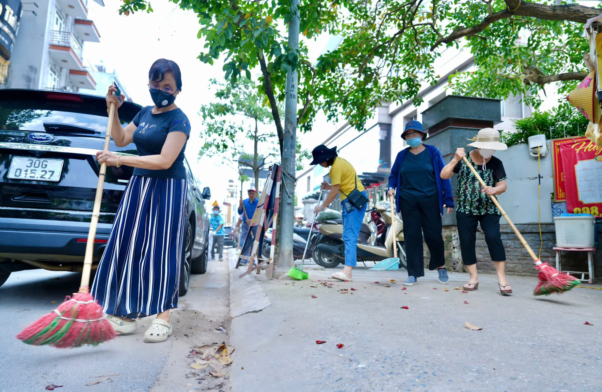 Người dân phường Phú Thượng tham gia dọn dẹp vệ sinh môi trường ngày cuối tuần. Ảnh: Vân Nhi.