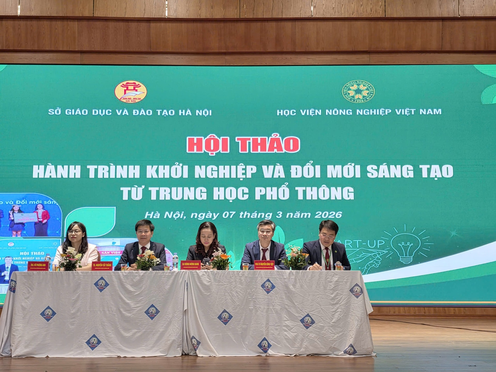 Các đại biểu lắng nghe và giải đáp những thắc mắc của học sinh tại Hội thảo. Ảnh: Mai Khôi