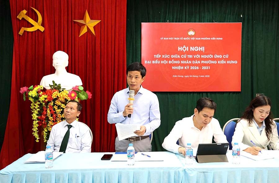Ứng cử viên trình bày Chương trình hành động tại hội nghị tiếp xúc cử tri với người ứng cử đại biểu HĐND phường Kiến Hưng, nhiệm kỳ 2026-2031. Ảnh: Tiến Thọ