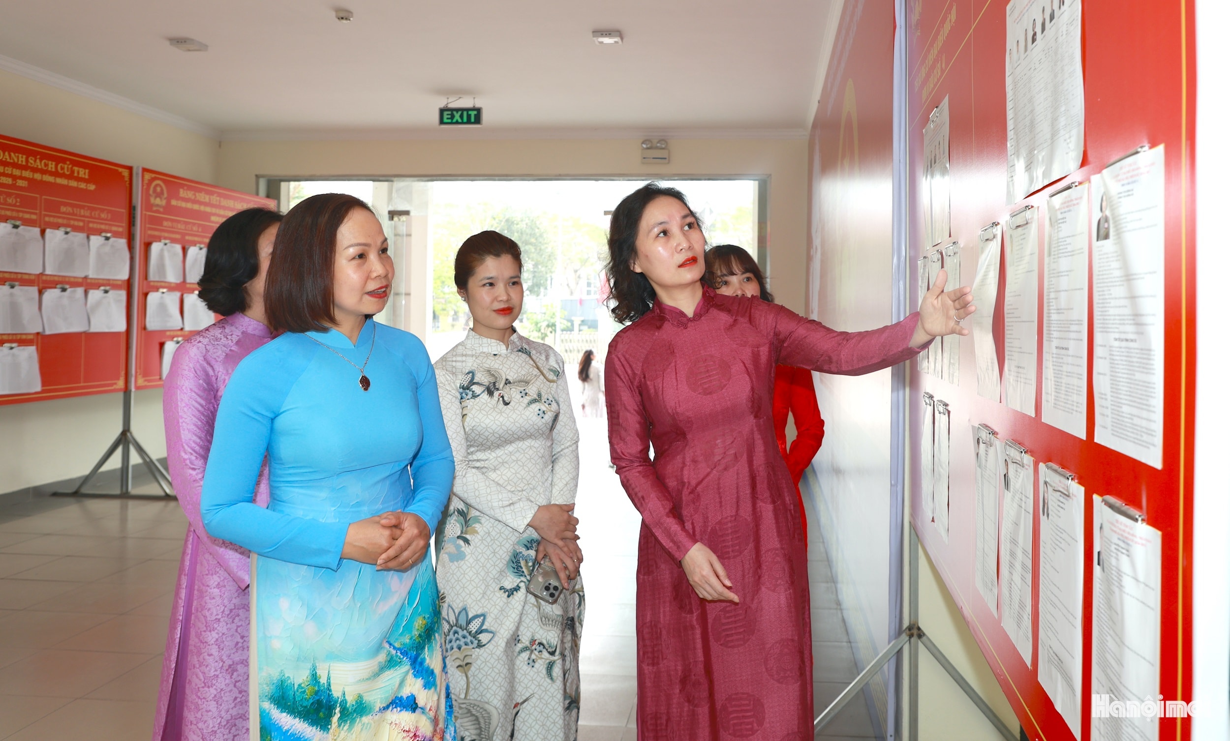 Bí thư Đảng ủy, Chủ tịch Hội đồng nhân dân phường Dương Nội Cấn Thị Việt Hà cùng các đồng chí lãnh đạo phường đồng loạt mặc áo dài khi làm việc và triển khai các hoạt động liên quan đến công tác bầu cử.