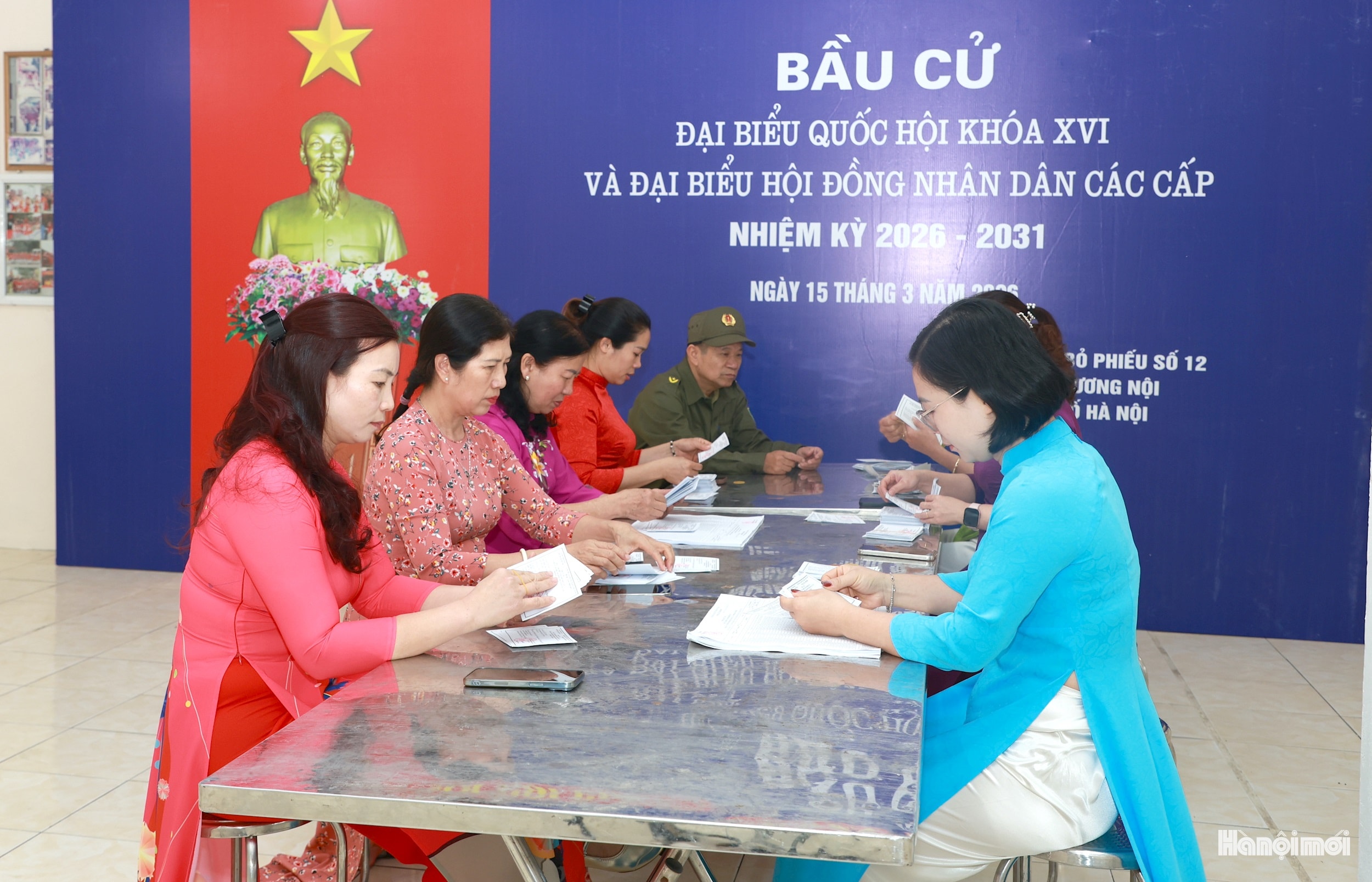 Hội viên Hội LHPN phường Dương Nội tham gia thực hiện nhiệm vụ tại các khu vực bỏ phiếu.