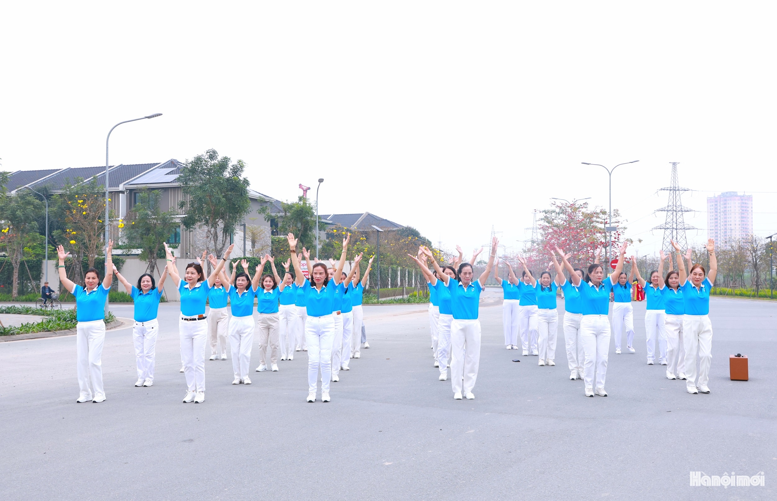 Hội LHPN phường Dương Nội tổ chức đồng diễn dân vũ tạo không khí thi đua sôi nổi hướng tới ngày hội toàn dân.