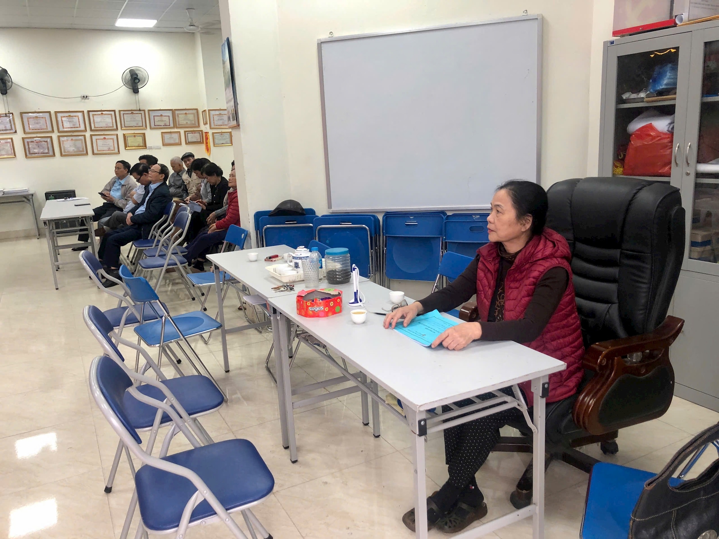 ນາງ ຈ່າງມິນ ຕຸຍເຍີນ ປະຕິບັດໜ້າທີ່ຢູ່ໜ່ວຍປ່ອນບັດ ເລກທີ 17. ພາບ: ຕຸຍເຍີນ