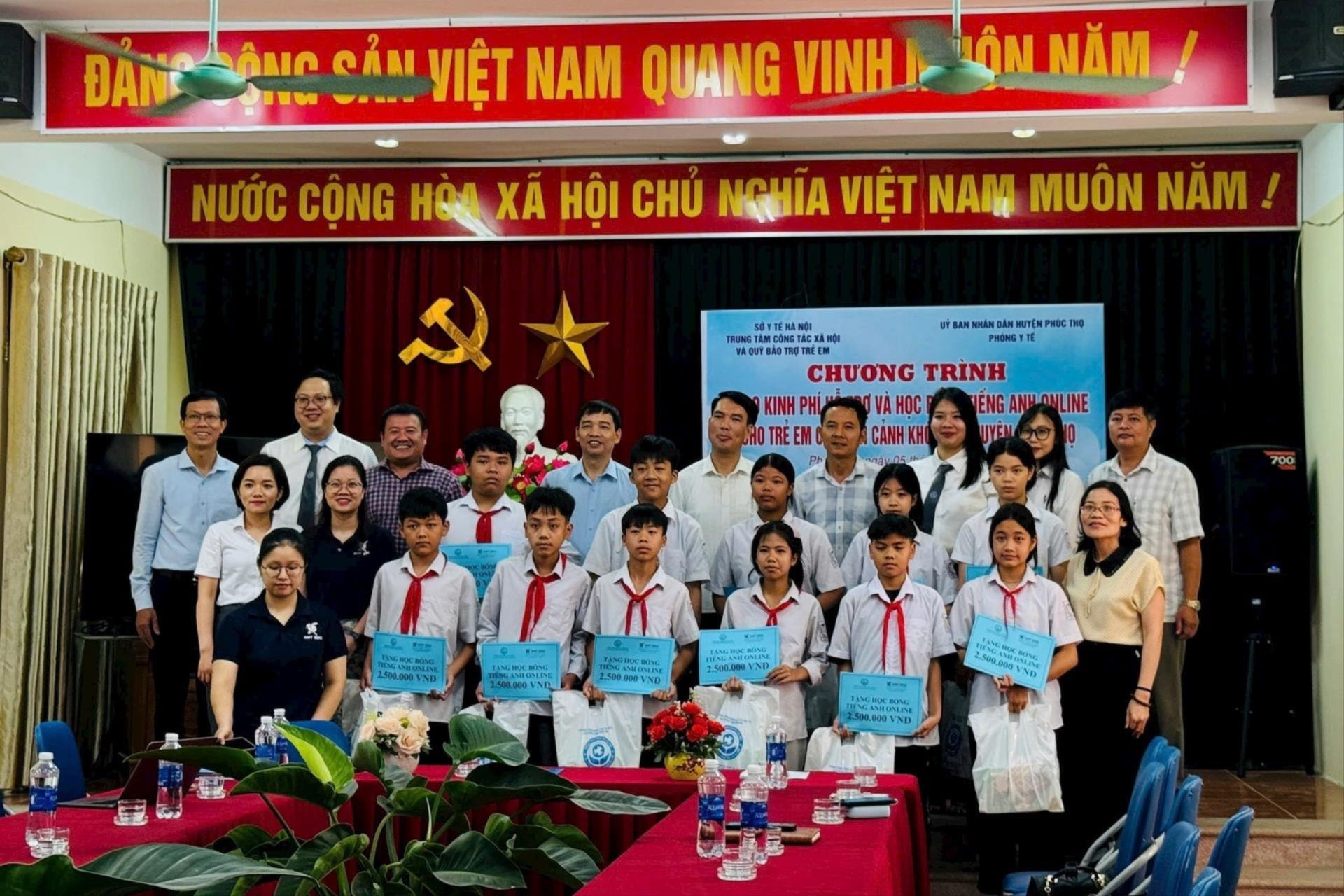 trao-hoc-bong(1).jpg