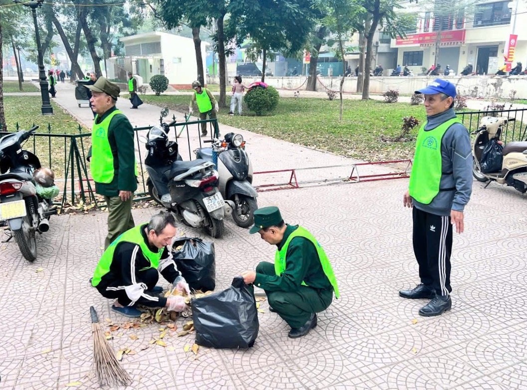 Ủy ban MTTQ Việt Nam phường Hai Bà Trưng triển khai đợt cao điểm ra quân tổng vệ sinh môi trường tới các tổ chức chính trị - xã hội và nhân dân trên địa bàn chào mừng cuộc bầu cử. Ảnh: Lnh Chi