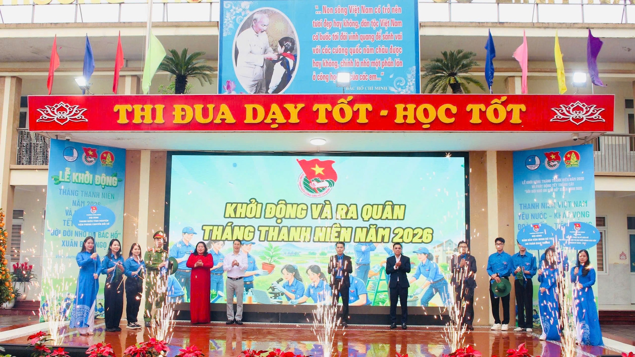 Các đại biểu thực hiện nghi thức khởi động Tháng Thanh niên năm 2026 của tuổi trẻ Vĩnh Hưng