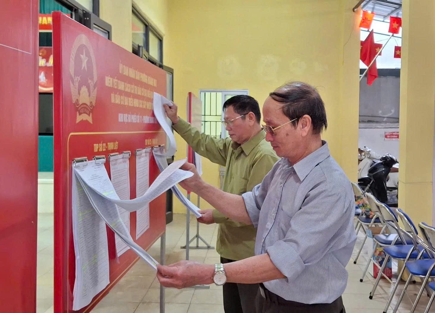cac-thanh-vien-to-bau-cu-so-10-phuong-hoang-mai-kiem-tra-danh-sach-cu-tri.-anh-hien-chi.jpg