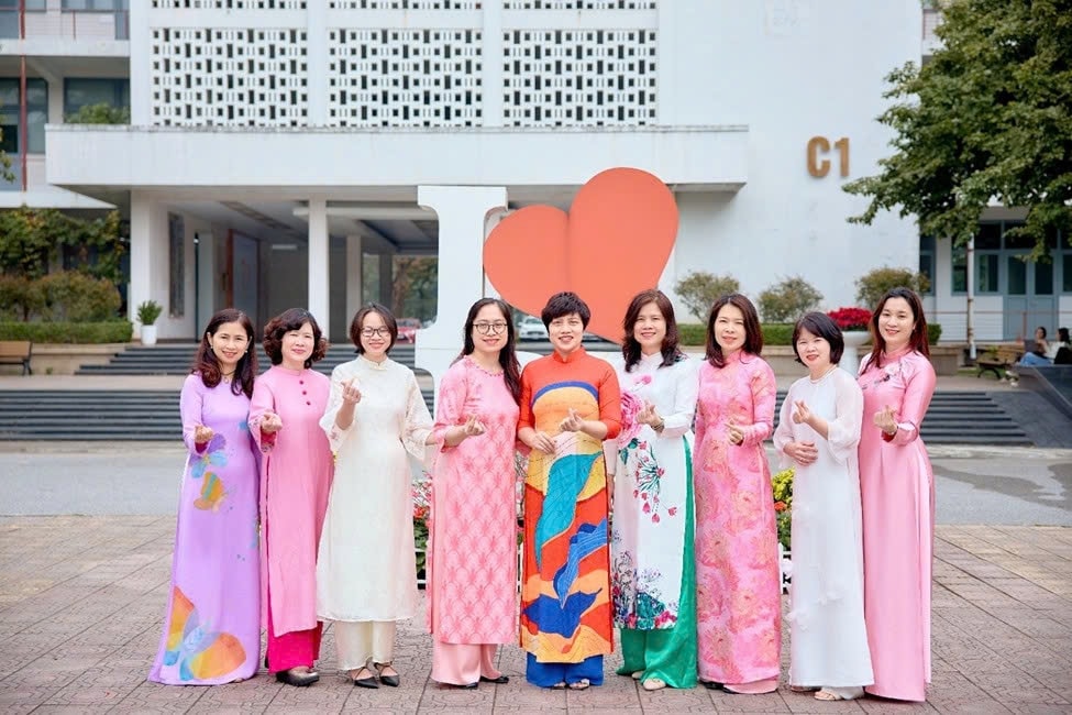 Il gruppo di scienziate della Facoltà di Tecnologia Alimentare e della Scuola di Chimica e Scienze della Vita dell'Università di Tecnologia di Hanoi riceve il Premio Kovalevskaia nel 2025.