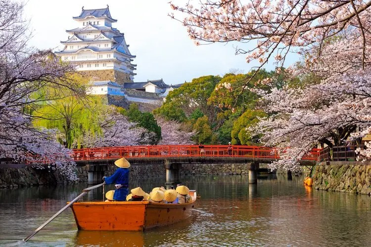 di-thuyen-tham-quan-quanh-lau-dai-himeji-1.jpg