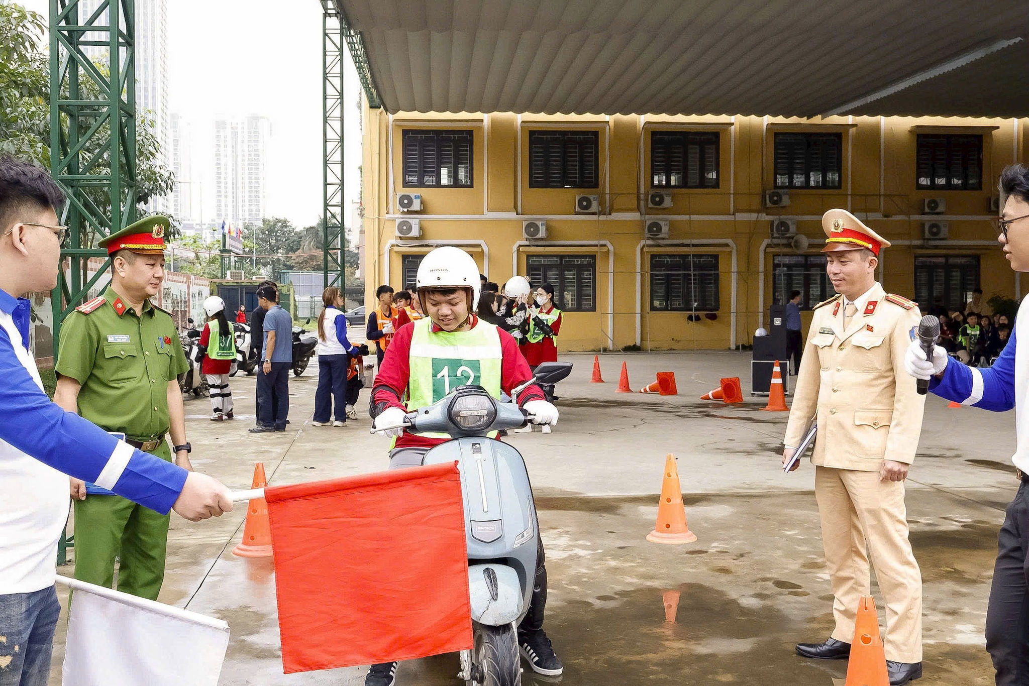 Đội Cảnh sát giao thông đường bộ số 7 phối hợp Công an phường Hà Đông tuyên truyền kiến thức giao thông cho học sinh. Ảnh: Ho