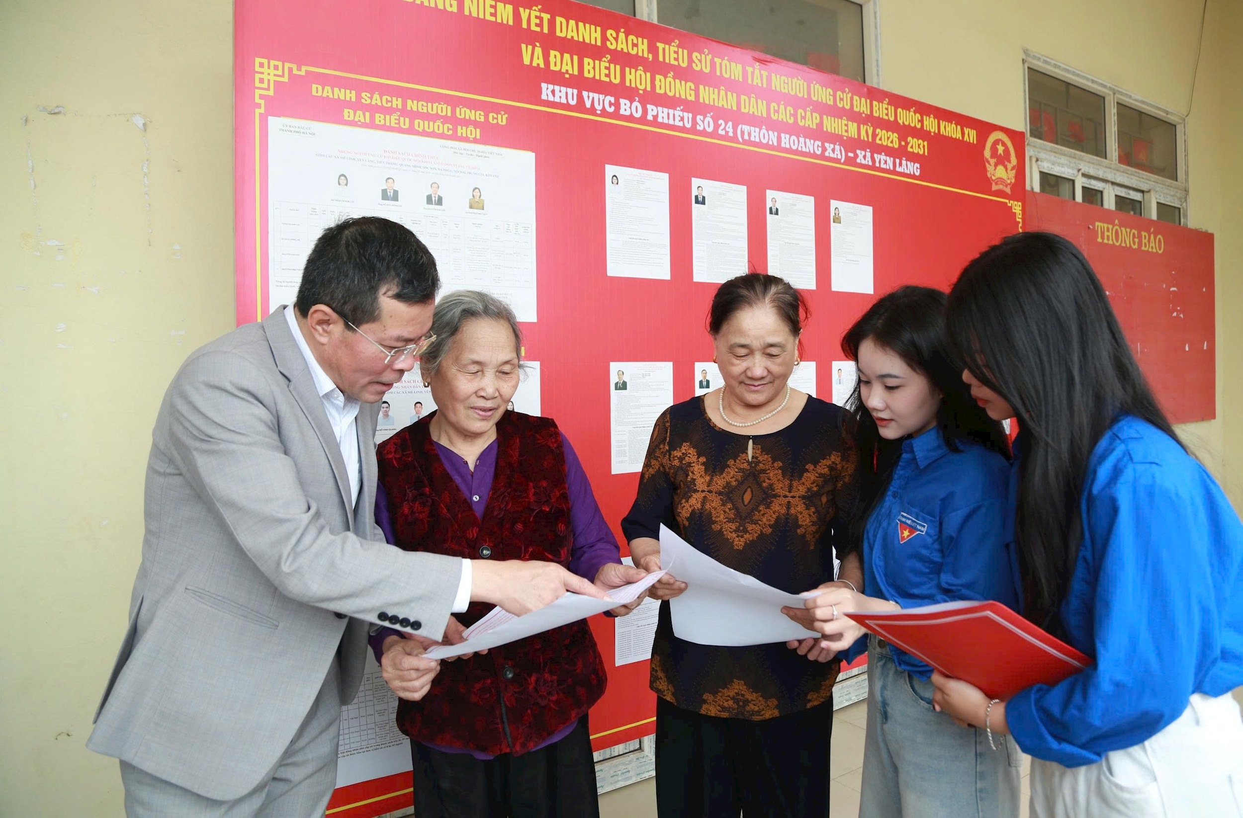 I giovani volontari del comune di Yen Lanh diffondono e guidano le persone sulle leggi e i regolamenti elettorali durante le elezioni. - anh-pham-hung-1.jpg