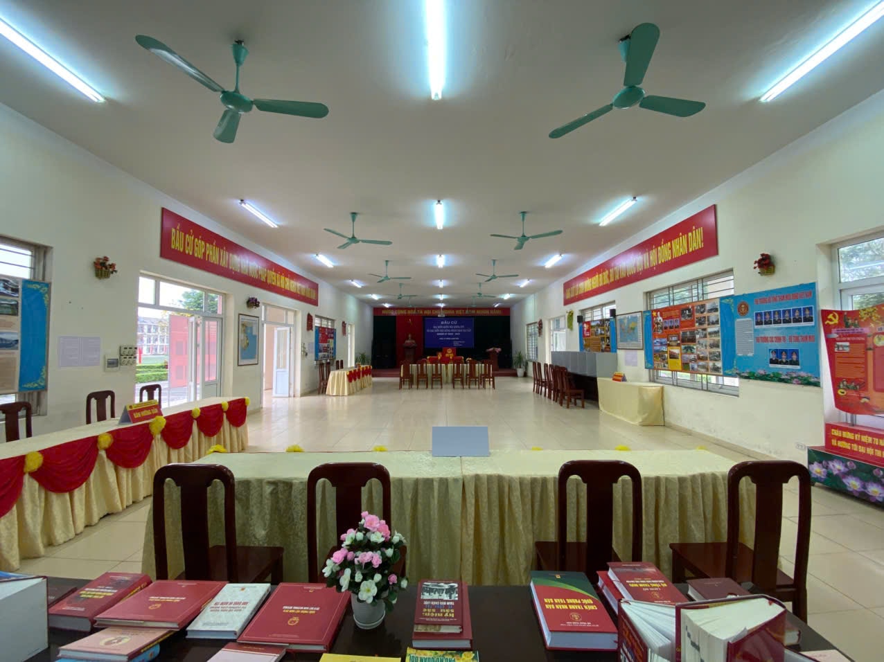 CCùng với đó, hoạt động tuyên truyền lưu động cũng được triển khai rộng khắp. Xe tuyên truyền của xã thường xuyên di chuyển qua các tuyến đường chính và khu dân cư, phát các nội dung tuyên truyền về bầu cử, góp phần tạo không khí sôi nổi, phấn khởi trong cộng đồng. Công tác tuyên truyền trực quan cũng được chú trọng. Tại trụ sở Đảng ủy – HĐND – UBND xã, nhà văn hóa các thôn, các trục đường chính và khu vực đông dân cư, nhiều băng rôn, khẩu hiệu, pano, cờ, phướn được treo trang trọng, nổi bật. Kh