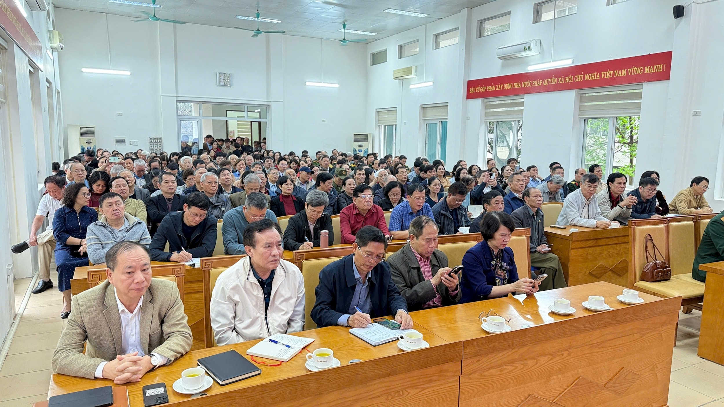Trong chương trình, đại diện các tổ bầu cử đã nêu nhiều câu hỏi liên quan những tình huống có thể phát sinh trong ngày bầu cử và được ban tổ chức giải đáp cặn kẽ. Ảnh: PV