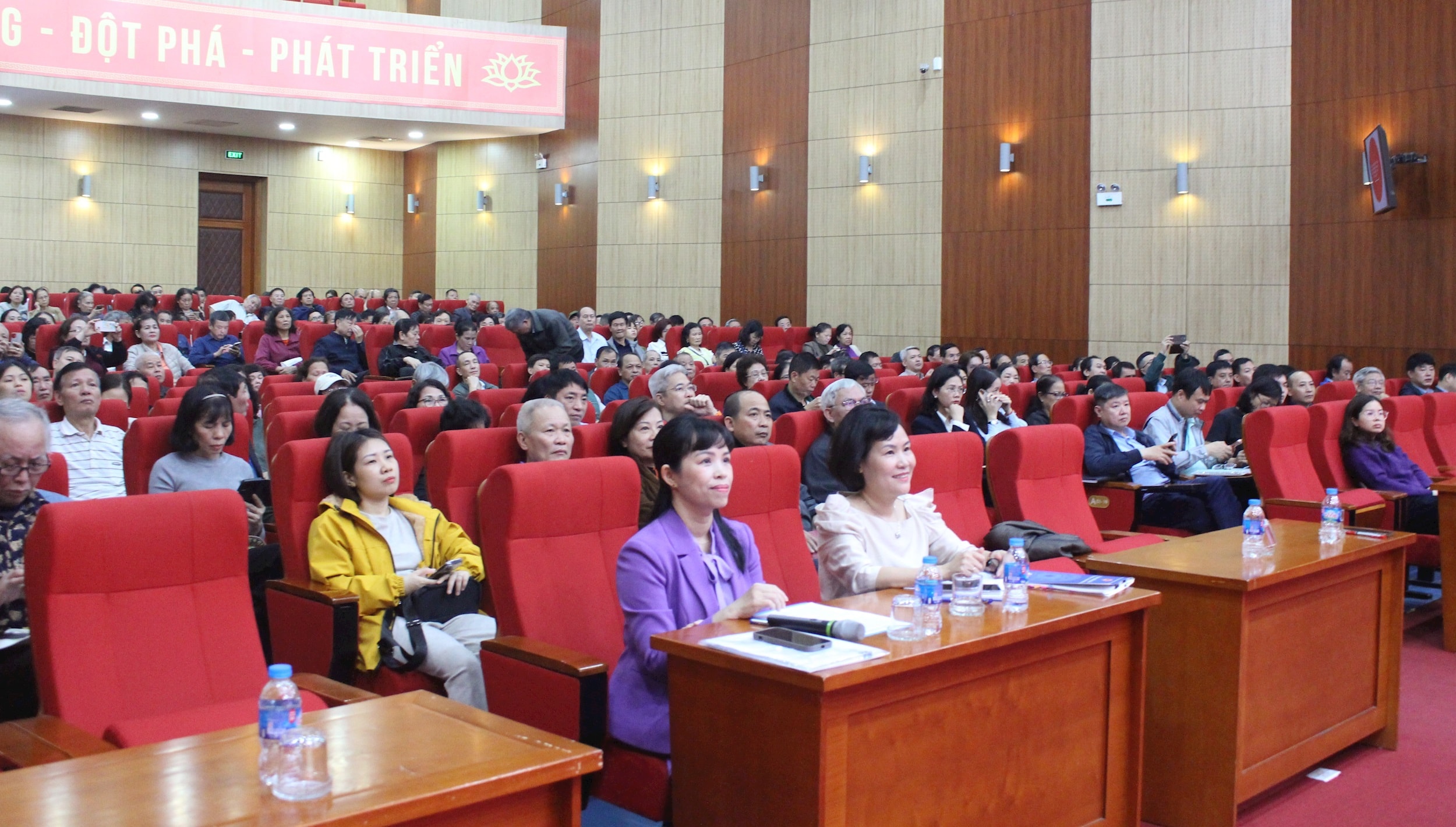 Các đại biểu tham dự hội nghị tập huấn về công tác bầu cử sáng 9-3. Ảnh: Đình Hiêp