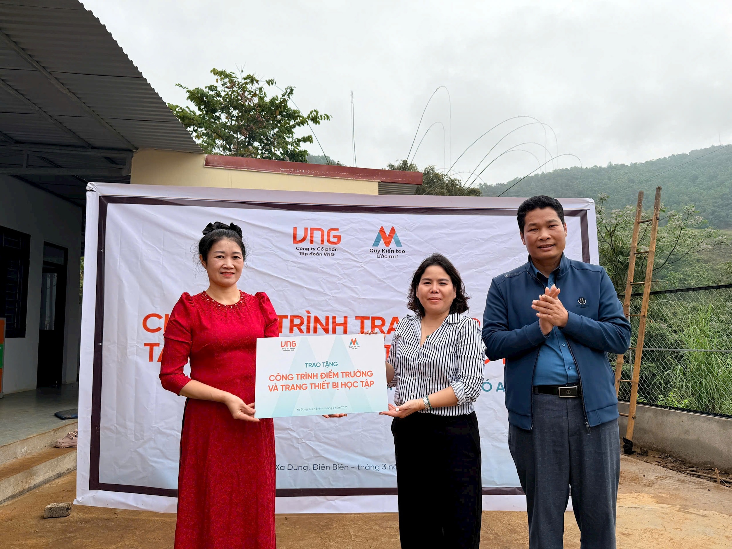 quy-dmf-trao-tang-cong-trinh-cho-truong-mam-non-xa-dung.jpg