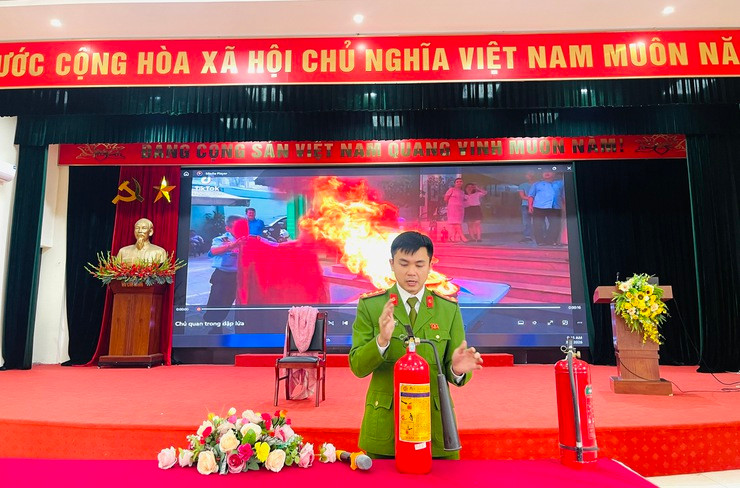 Công an xã Thiên Lộc tuyên truyền, phổ biến kiến thức pháp luật về PCCC & CNCH tại các điểm bầu cử