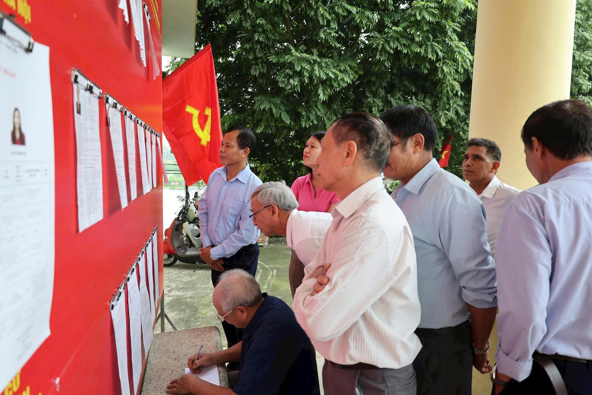 Tuần qua, các cuộc tiếp xúc cử tri được tổ chức đồng loạt tại nhiều địa phương. Người dân trực tiếp lắng nghe chương trình hành động, quan sát phong thái và đánh giá năng lực của từng ứng cử viên trước khi đưa ra lựa chọn của mình. Theo Tiến sĩ Nguyễn Viết Chức, nguyên Phó Chủ nhiệm Ủy ban Văn hóa - Giáo dục của Quốc hội, trong quá trình lựa chọn đại biểu, yêu cầu đặt lên trên hết là chất lượng, chứ không chỉ đơn thuần là cơ cấu. Ông cho rằng đại biểu dân cử phải là người đại diện cho mọi tầng lớp nhân dân, nhưng trước hết phải là đại diện xuất sắc, người dám nói, dám làm và dám chịu trách nhiệm trước nhân dân, trước Đảng và trước danh dự của bản thân.