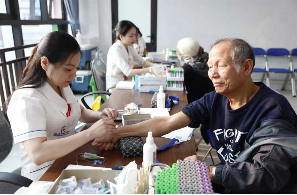 Chương trình khám sức khỏe miễn phí cho đối tượng chính sách, cán bộ phường đã nghỉ hưu và trẻ em trên địa bàn phường Vĩnh Hưng, Hà Nội.