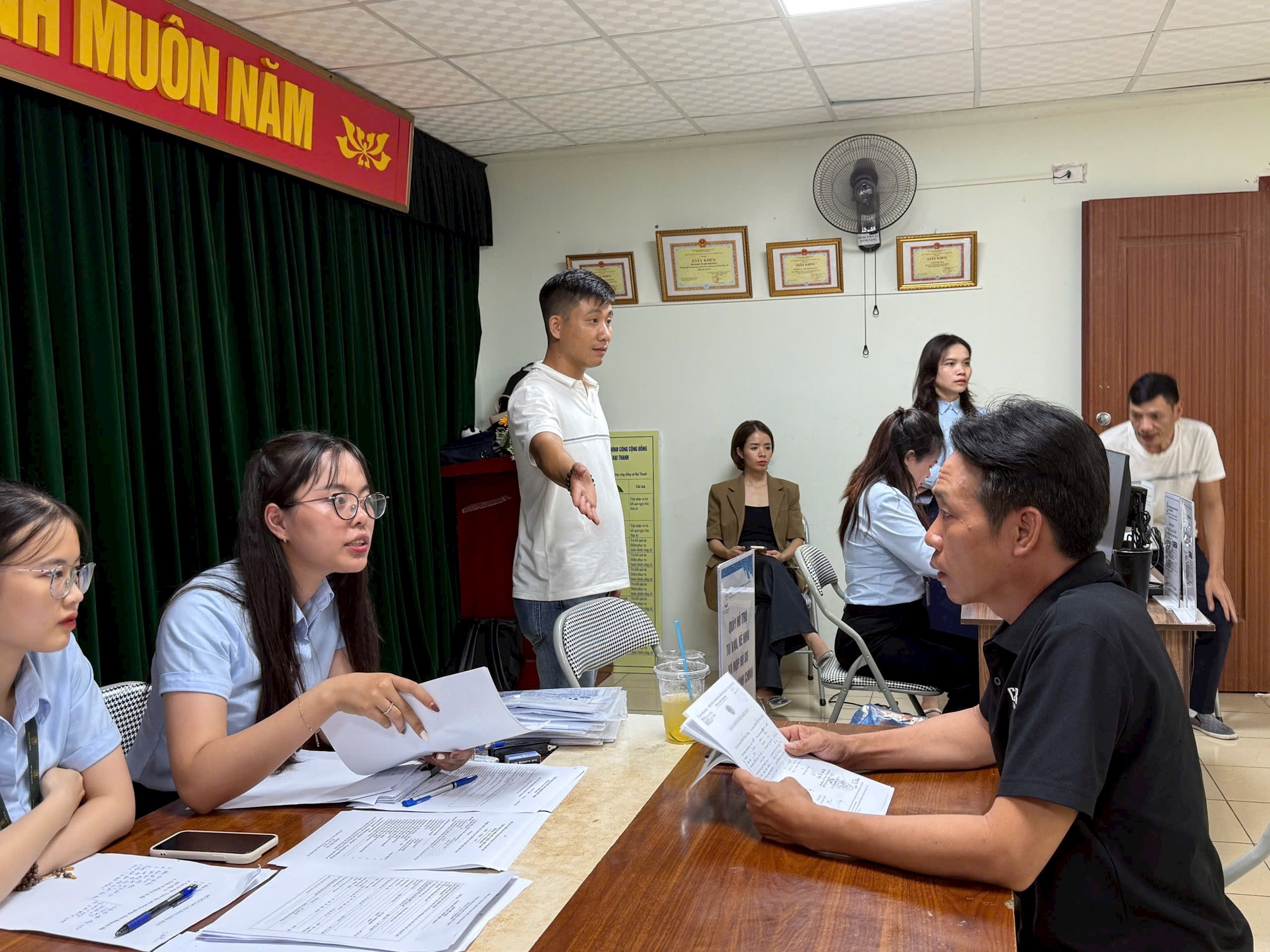 Người dân thực hiện thủ tục hành chính tại Điểm phục vụ hành chính công cộng đồng Khu đô thị Đại Thanh