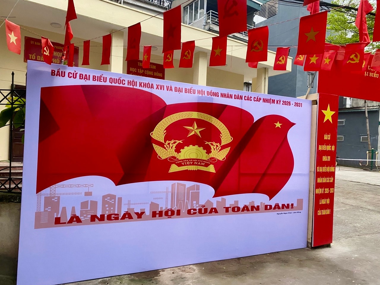 Khu vực bỏ phiếu số 15 phường Tây Hồ được bố trí đồng bộ, bảo đảm trang nghiêm và thuận tiện cho cử tri. Ảnh: PV