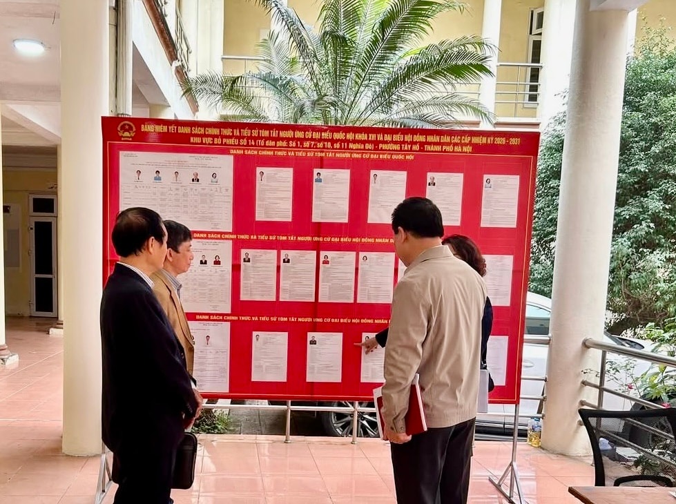 Danh sách người ứng cử đại biểu Quốc hội và đại biểu HĐND được niêm yết công khai tại khu vực bỏ phiếu số 14 phường Tây Hồ. Ảnh: PV