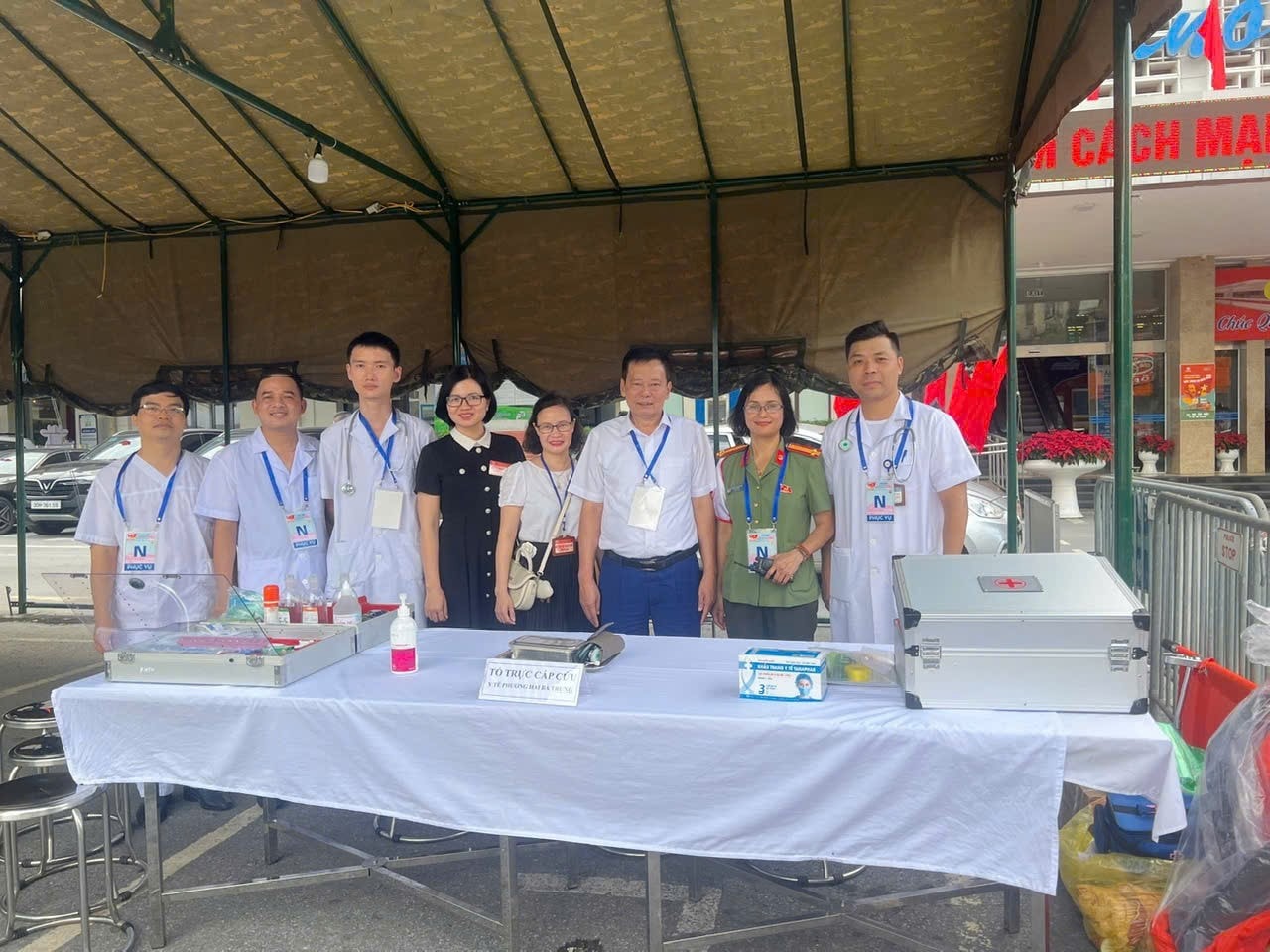 Anh Lê Văn Huỳnh (thứ 2 từ trái sang) luôn hoàn thành tốt mọi nhiệm vụ được đơn vị phân công.